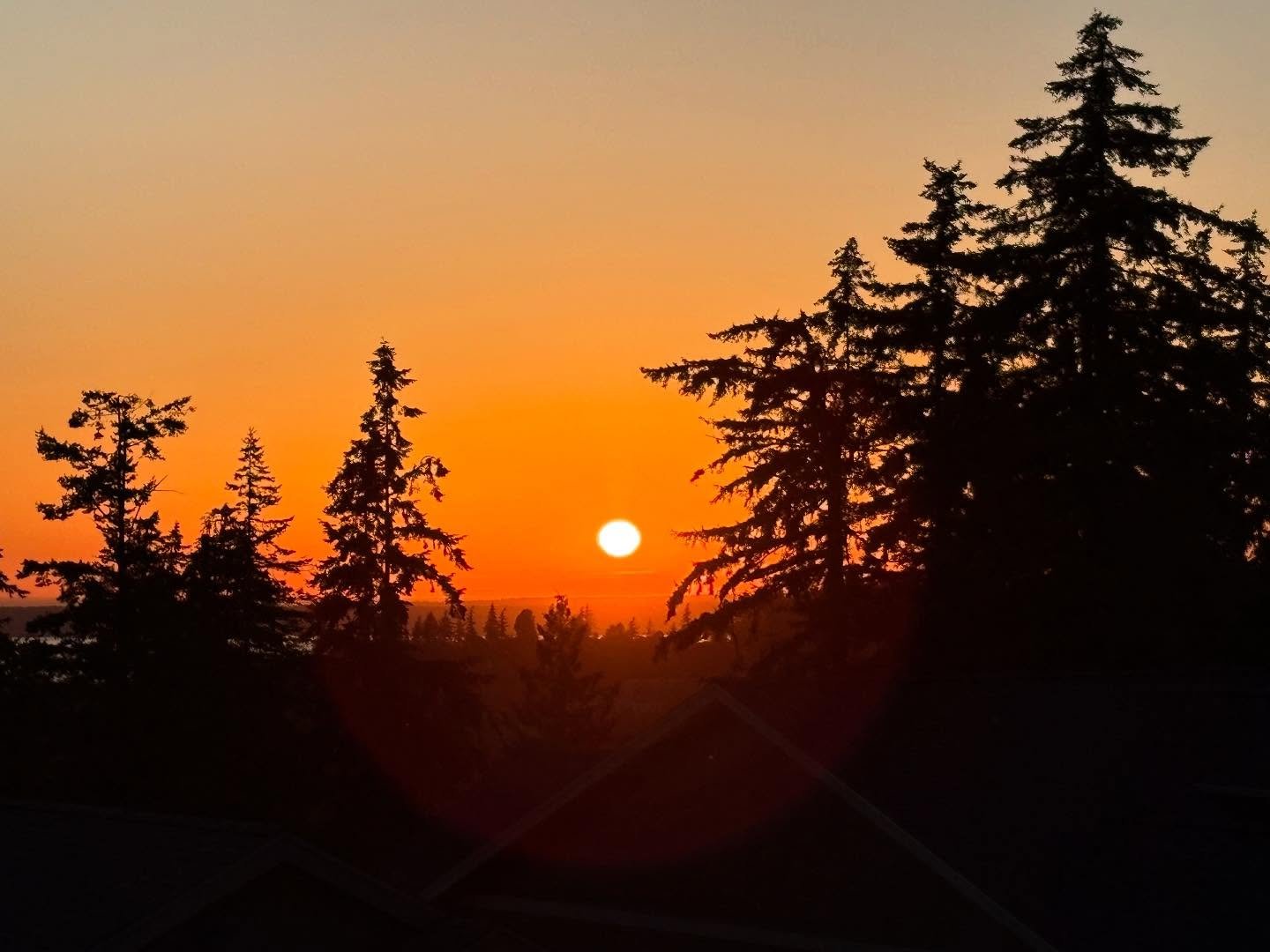 Lack of clouds equals bright sun in the sky moving its way down as it sets and a hazy glow of colors lingering after. They don&rsquo;t quite hit the same as when clouds light up, but yet still beautiful in their own right. These photos are from Tuesd