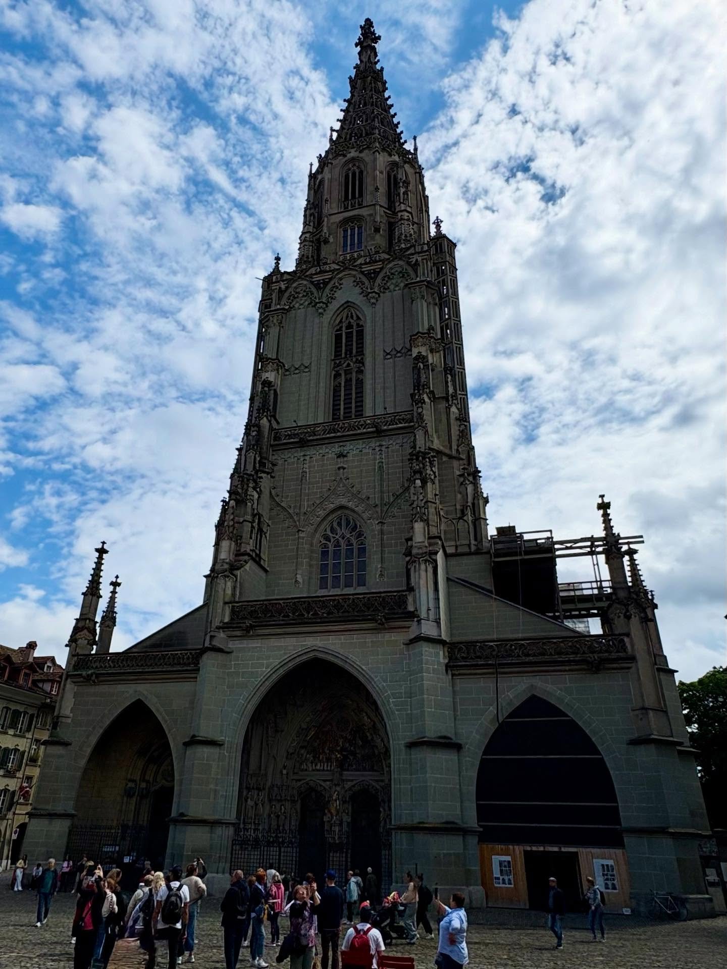 Bern Minster (Berner M&uuml;nster), formerly known as the Cathedral of St. Vincent, is a Swiss Reformed cathedral in the old city of Bern, Switzerland. Built in the Gothic style, its construction started in 1421. Its tower, with a height of 100.6 m (