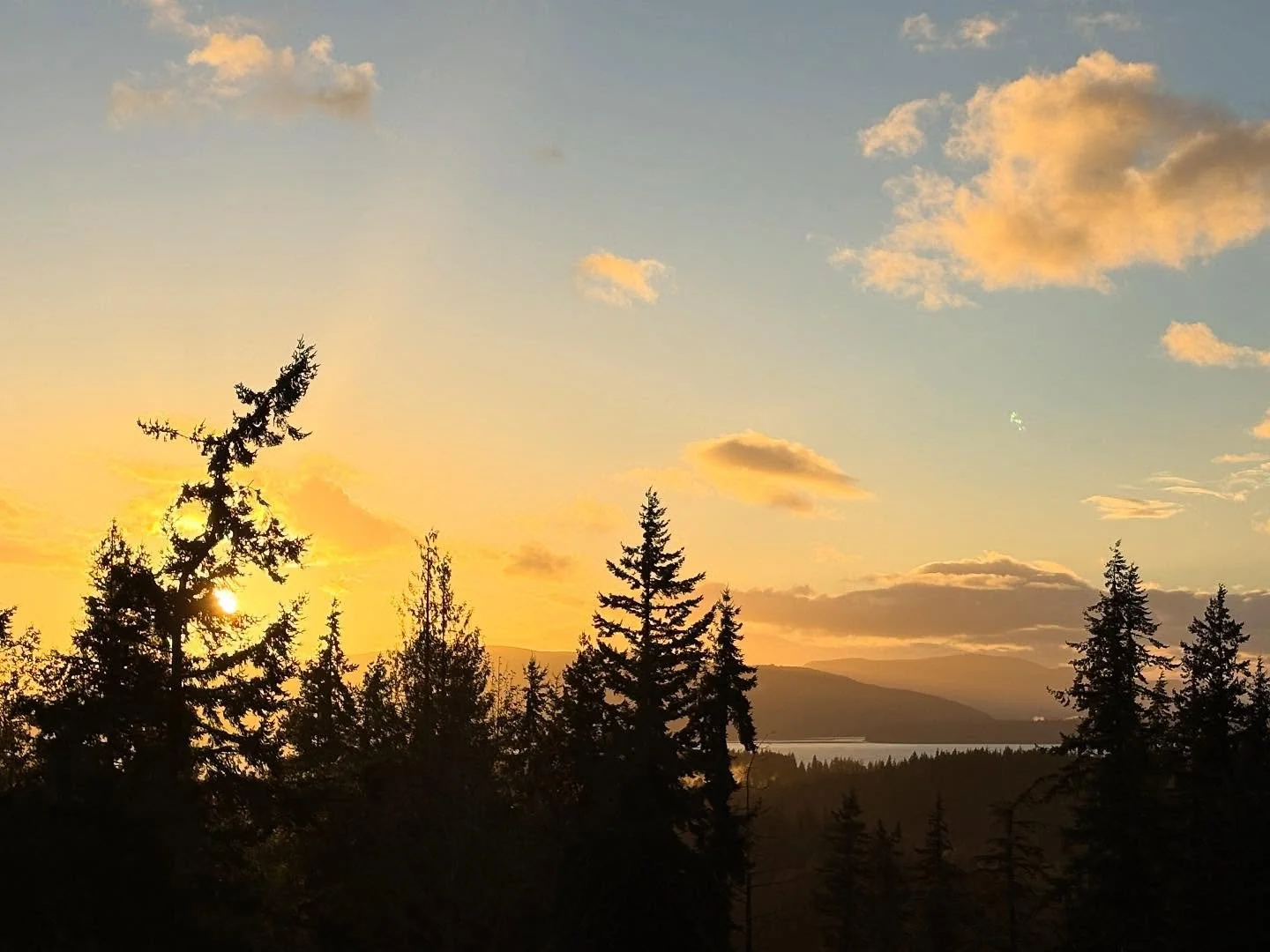 November started with a lovely sunset after a few rain and wind storms rolled through! It was wonderful to see a break in the rain clouds and the shine shining, leading to some nice pastels on the horizon and in the clouds. 🌅