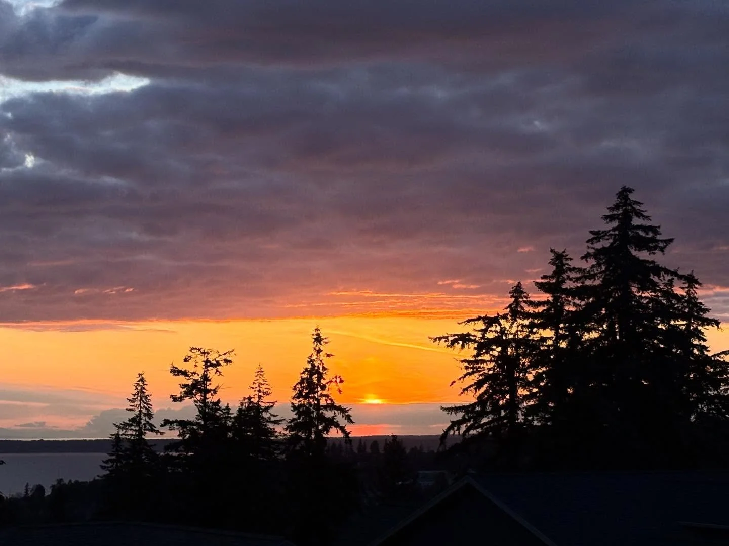 Remembering the layered cloud sunset on May 22nd with some lovely sunset colors popping! 🌅