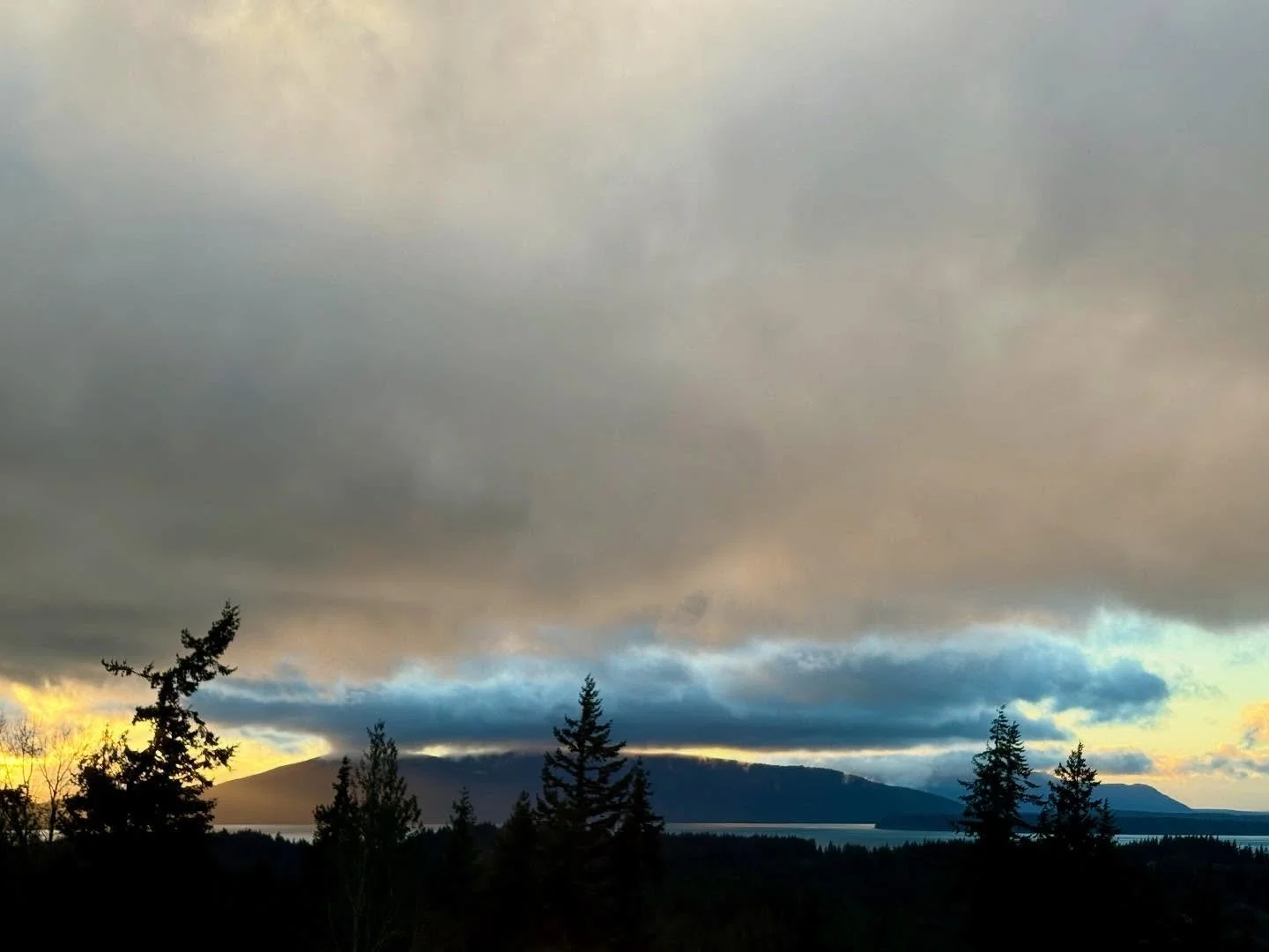 I just love how this photo turned out from Sunday&rsquo;s sunset (12/07). The sunlight, the clouds, the islands, the bay, and the trees all contribute to the composition, sparking something magical in this capture! 🌅
