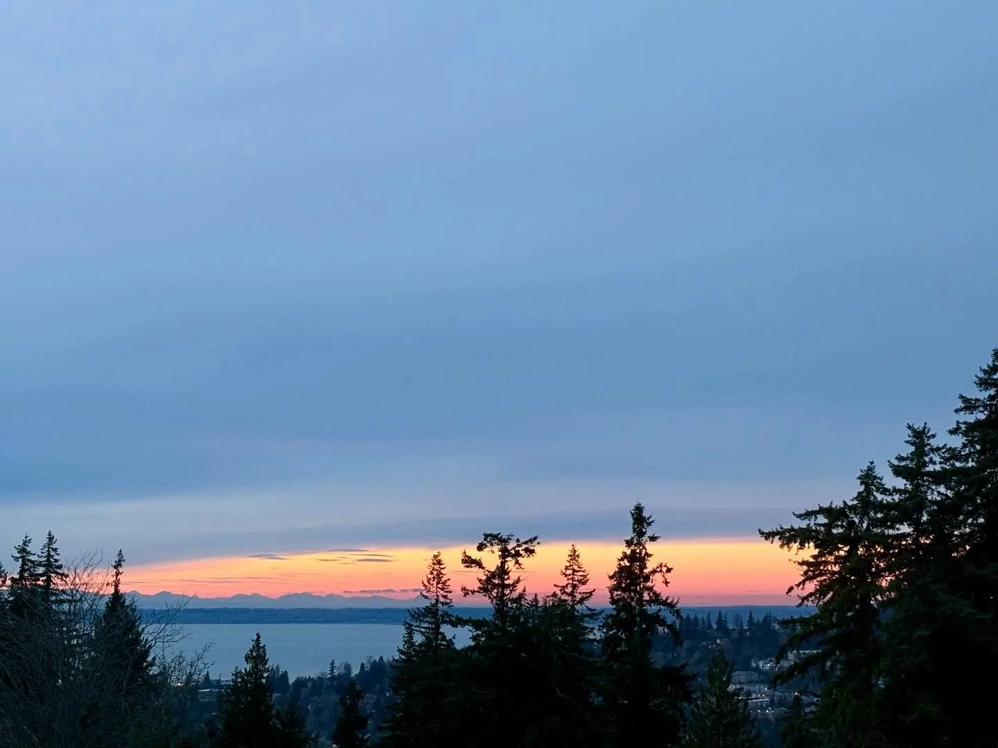 Interesting sunset streak on the horizon yesterday (12/29) towards the north-west, while the south-west where the sun sets only had mild colors in the clouds. 🌅