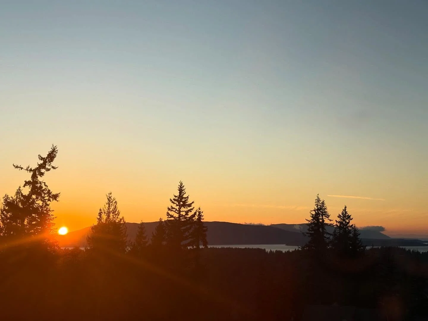 Always catching up on sunset photos. These are from last Friday (1/23). Makes up for it being rainy today and likely no sunset to post. 🌅

#flashbackfriday