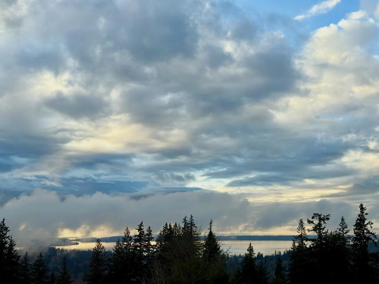 March 4th Sunset &mdash; Part 2 🌤️💙
After the fog lifted and the clouds opened up a bit, a hint of sunset pastels came through, illuminating the sky with dramatic clouds framing the islands and bay!