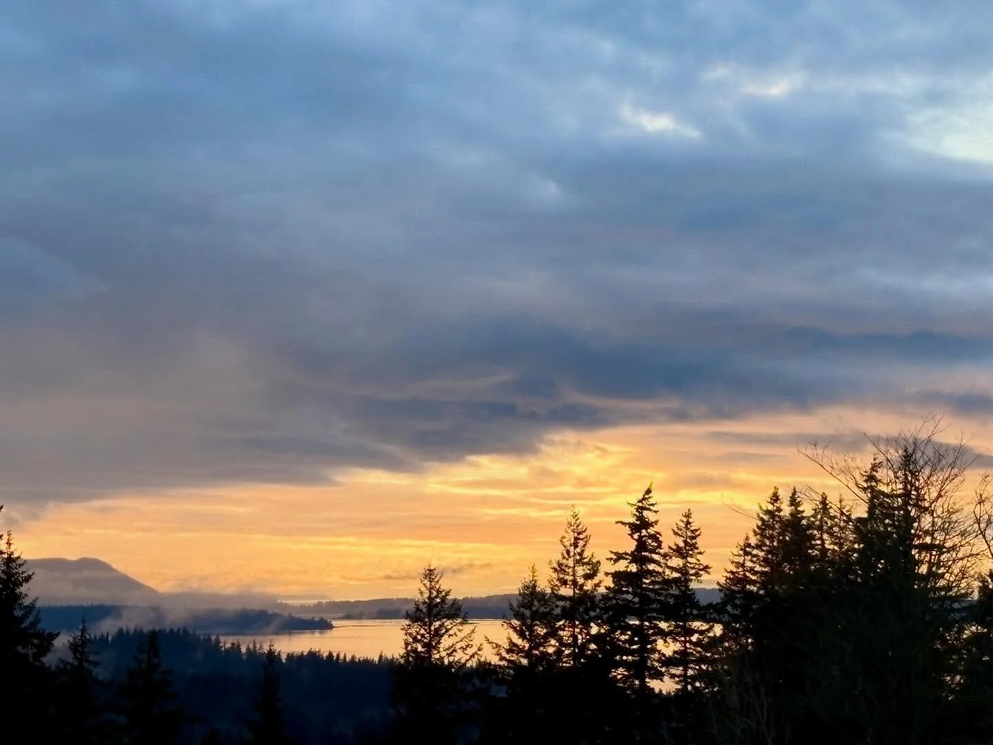 March 4th Sunset &mdash; Part 4 🌅🧡
As the sun disappeared on the horizon, the sunset hues became even more vibrant in the sky and clouds, making the finale of this sunset just as magical as the beginning.