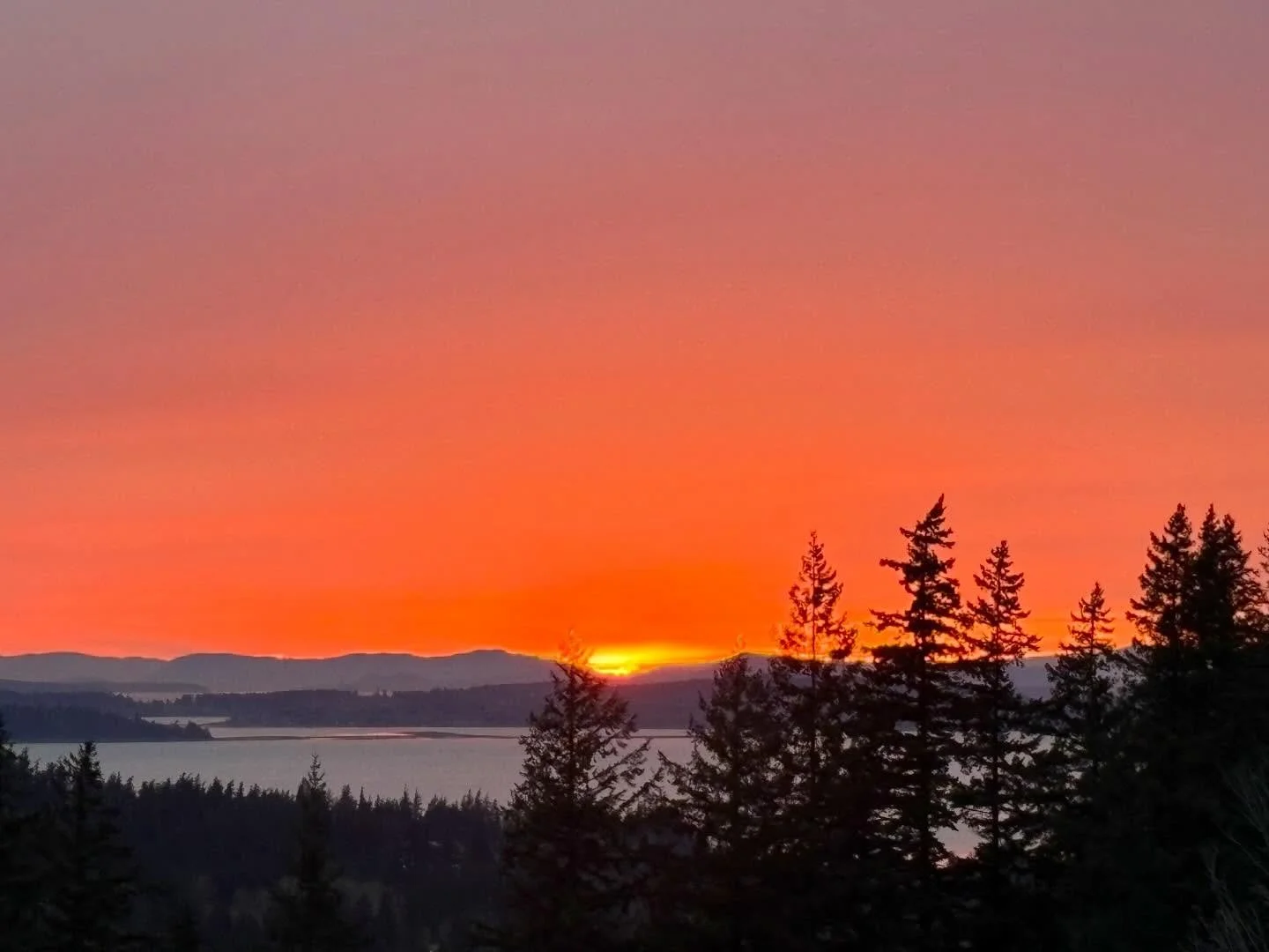 The sunset on Friday (3/27) started out looking like it was going to be a dud but then the dark orange-reddish hues popped and it turned into a stunner of a sunset showing, with the sun setting right over the islands in front of me! 🌅