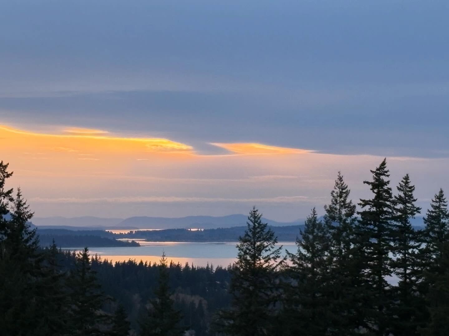 March ended with a pretty but moody sunset! The colors reflecting off the water were my favorite part! 🌅