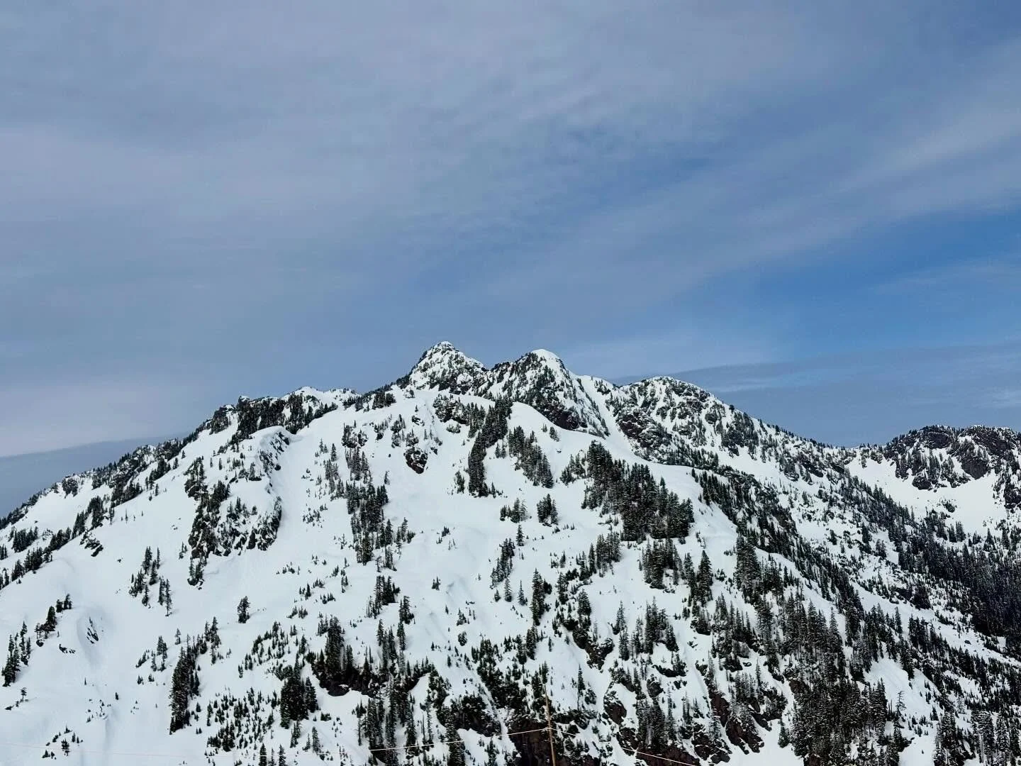 The North Cascades are stunningly beautiful, especially all covered in snow! It was a beautiful day on Tuesday (2/31) and I loved all the views from the top of @themtbakerskiarea! 🏔️