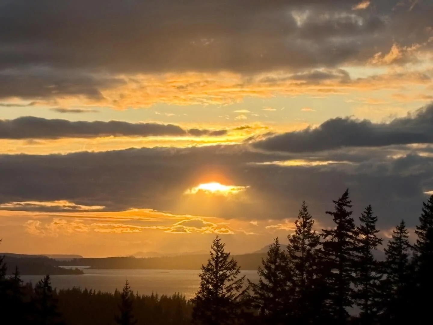 During golden hour on Tuesday (4/2), I knew that hole in the cloud would lead to some cool sun rays filtering through vibes! I also love the contrast of the bright sunset colors with the moody blues that the sky and clouds create. That&rsquo;s what m