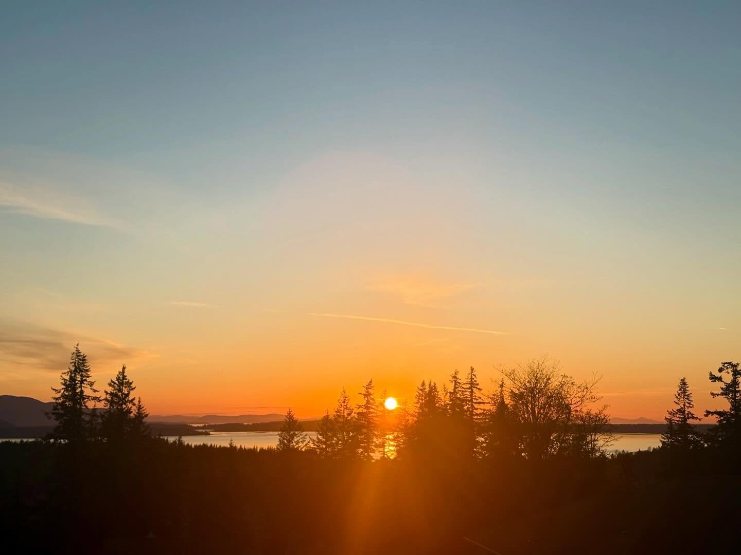 Tuesday (4/07) blessed me with a nice sunset as the ball of fire sunk behind the horizon and left an orange glow in its wake. I&rsquo;m constantly in awe that humans get to experience this beauty! ☀️🌅