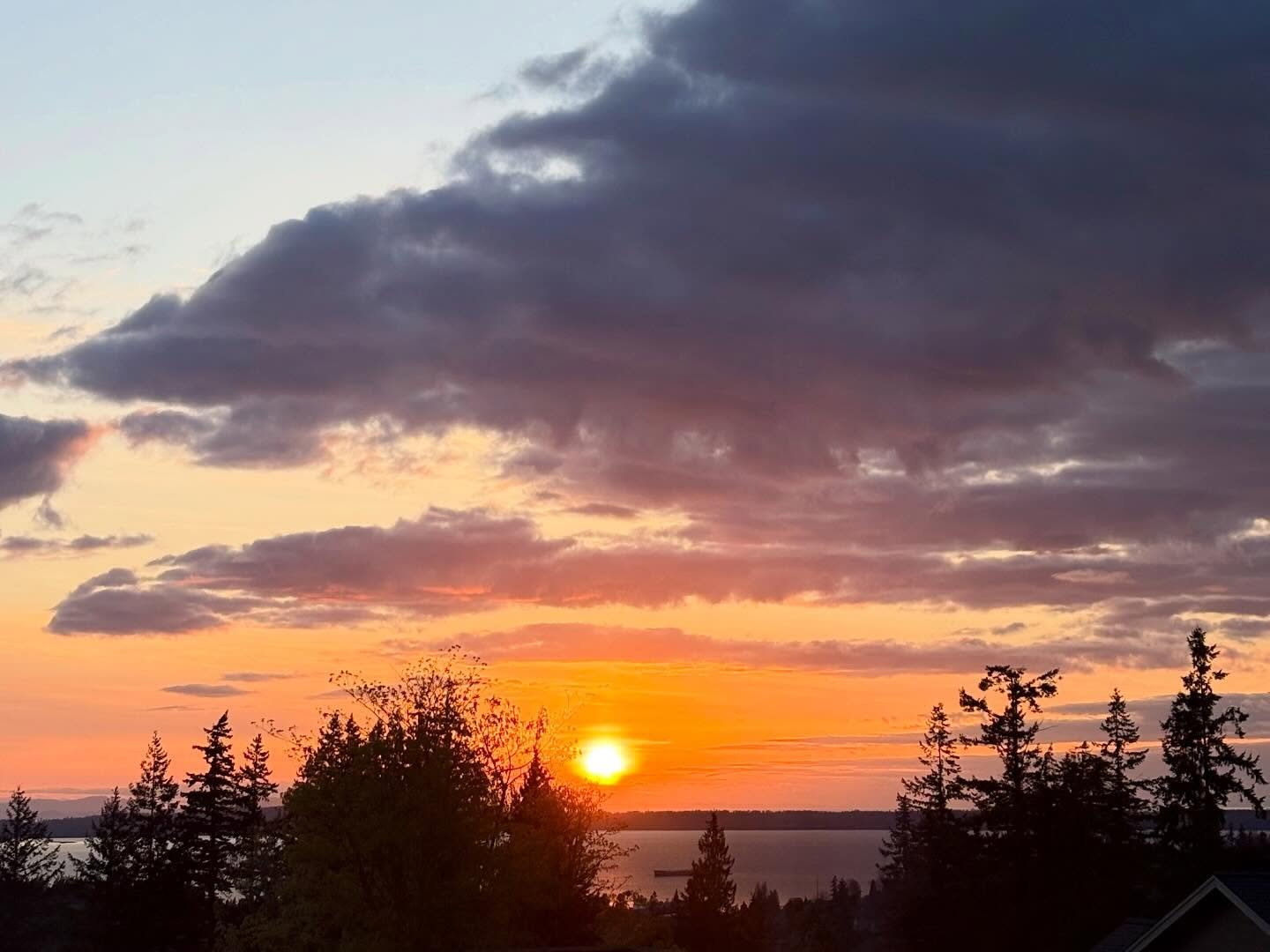 More from the colorful sunset on 4/16 with the clouds showing off! I loved watching the sun set on the horizon with an orange glow as the clouds gamed more and more color, until it all slowly faded away. 🌅