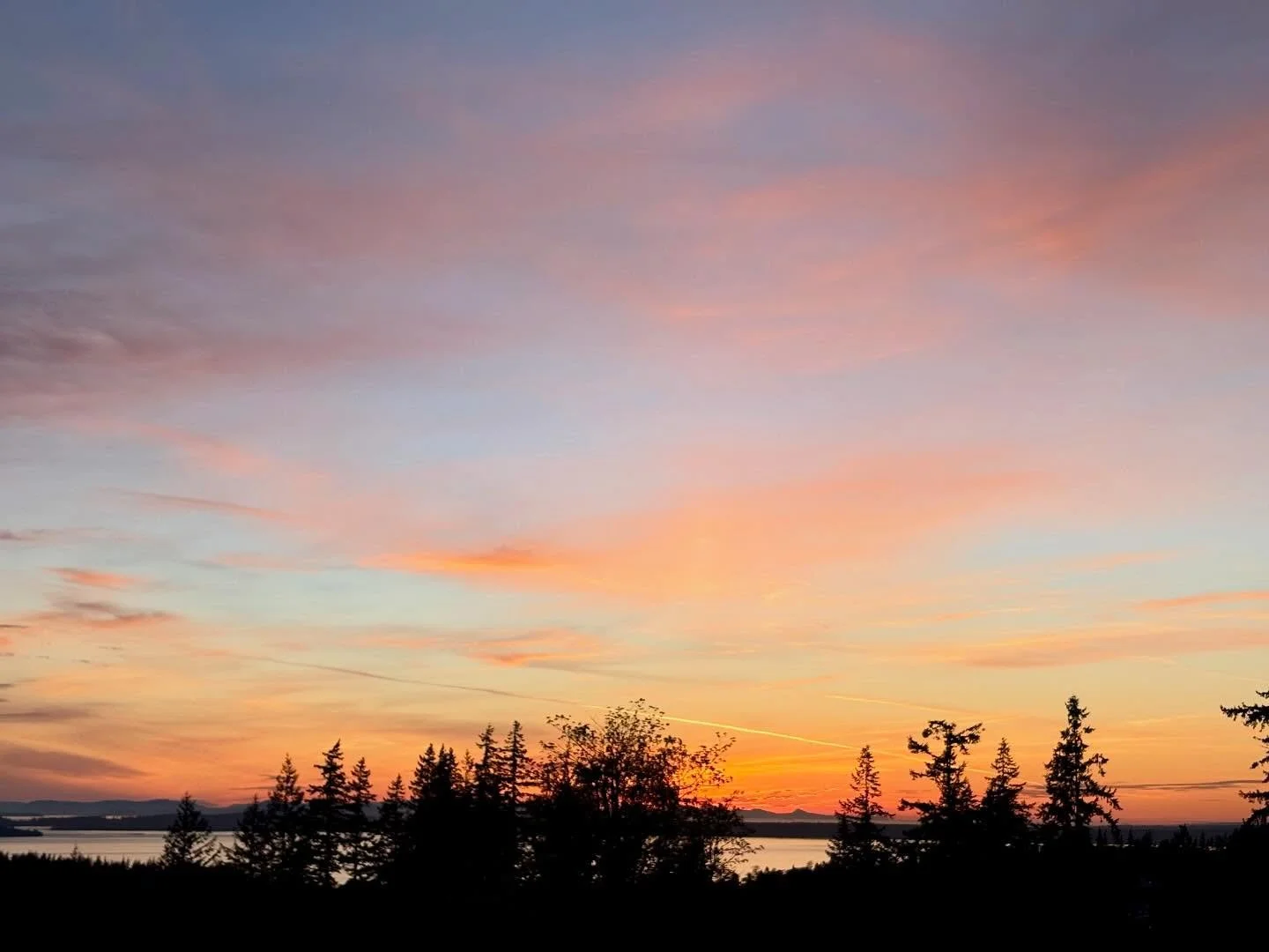 Sunday (4/19) blessed us with a very nice pastel sunset with wispy clouds and lots of color bursting in the sky! I missed the first part of the sunset but got home in town after the sun dipped behind the horizon and was stoked to see the show! Stay t
