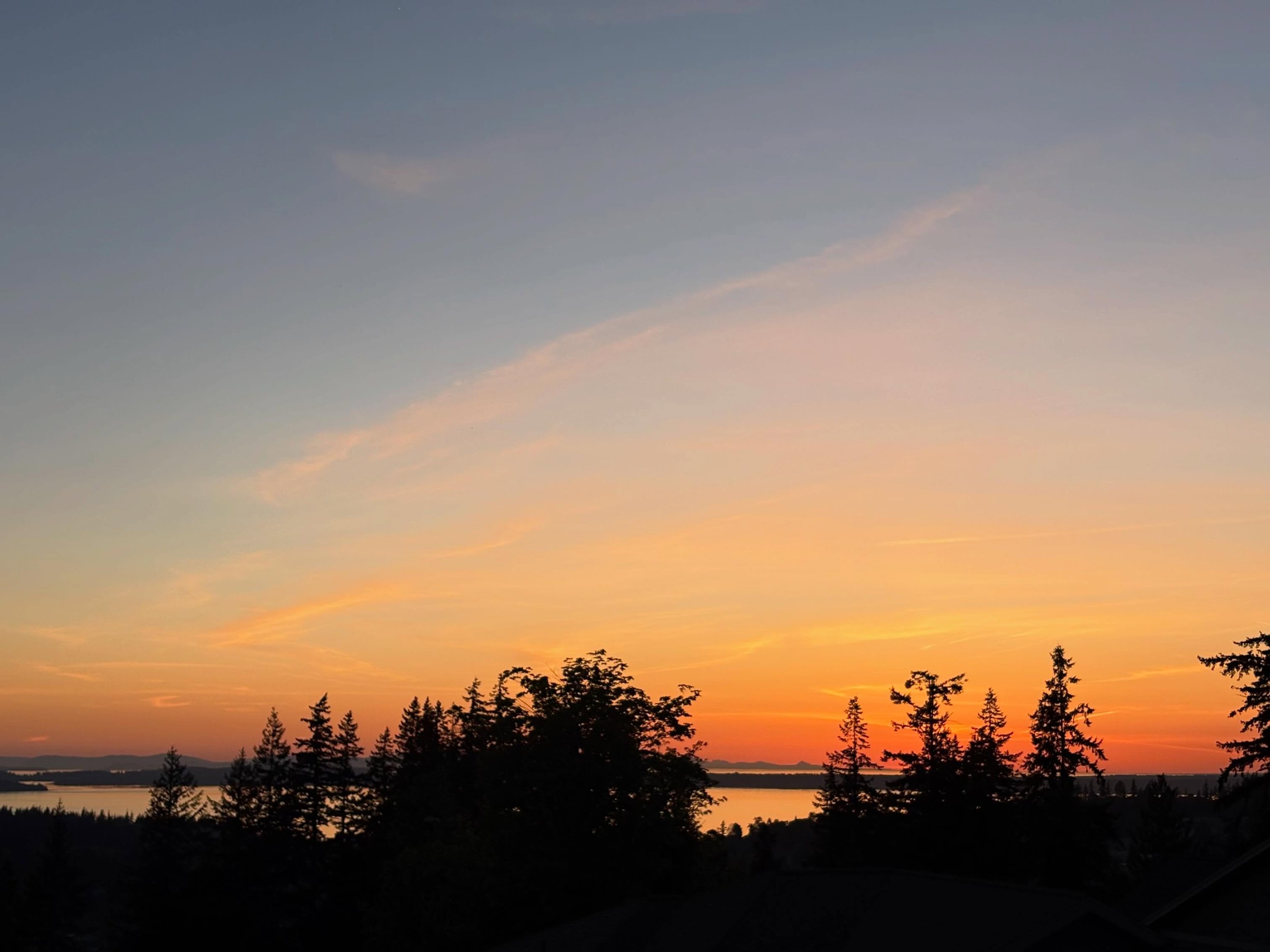 Once the sun set on Sunday (5/3), more colors popped in the wispy clouds and then Venus showed itself shining as the dazzling &ldquo;Evening Star&rdquo;! 🌅✨