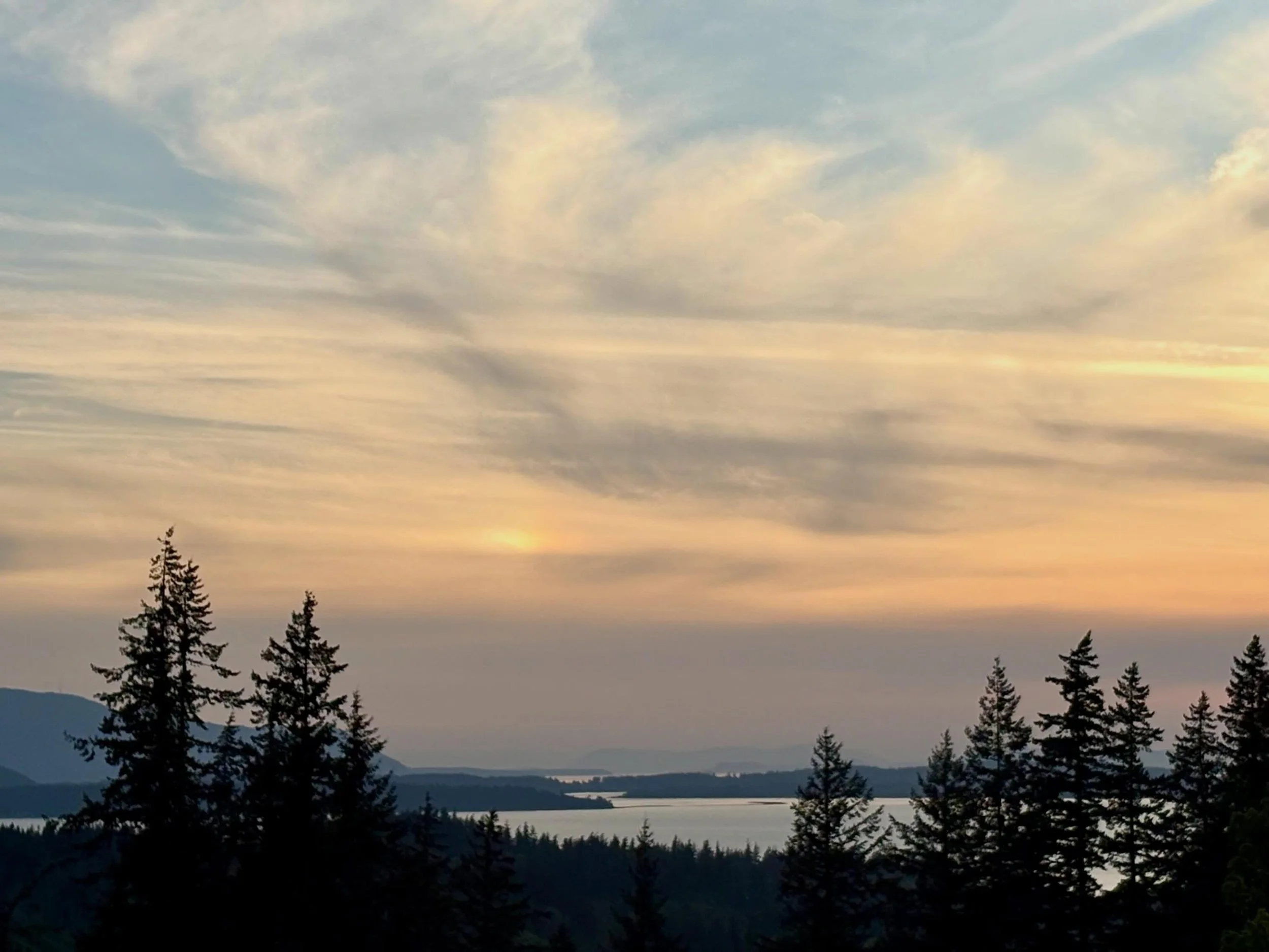 From sun dog rainbow (aka parhelion) in the sky to sunset from this past Thursday May 7th! 🌈🌅