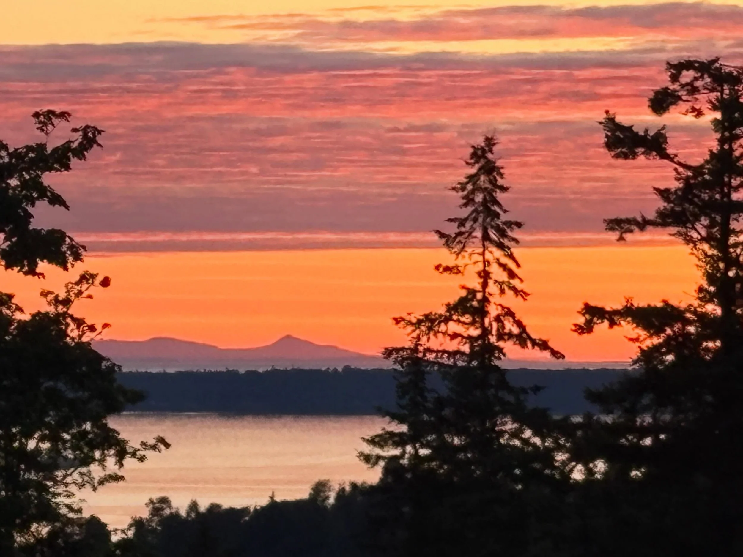 The sunset this past Tuesday (5/26) started off with the sun passing through a few layers of thick clouds and then illuminated into a beautiful spectacle of color and texture. The clouds really made it magical! Stay turn for part 2 tomorrow. 🌅