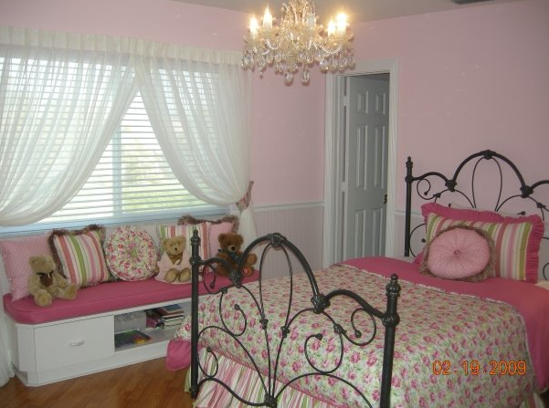 Custom bedding turns an ordinary bedroom into extraordinary. Bed skirts, bedspreads and comforters, pillow shams and duvets – no matter what your style, we’ll make custom bedding that fits you (and your bed) perfectly.
