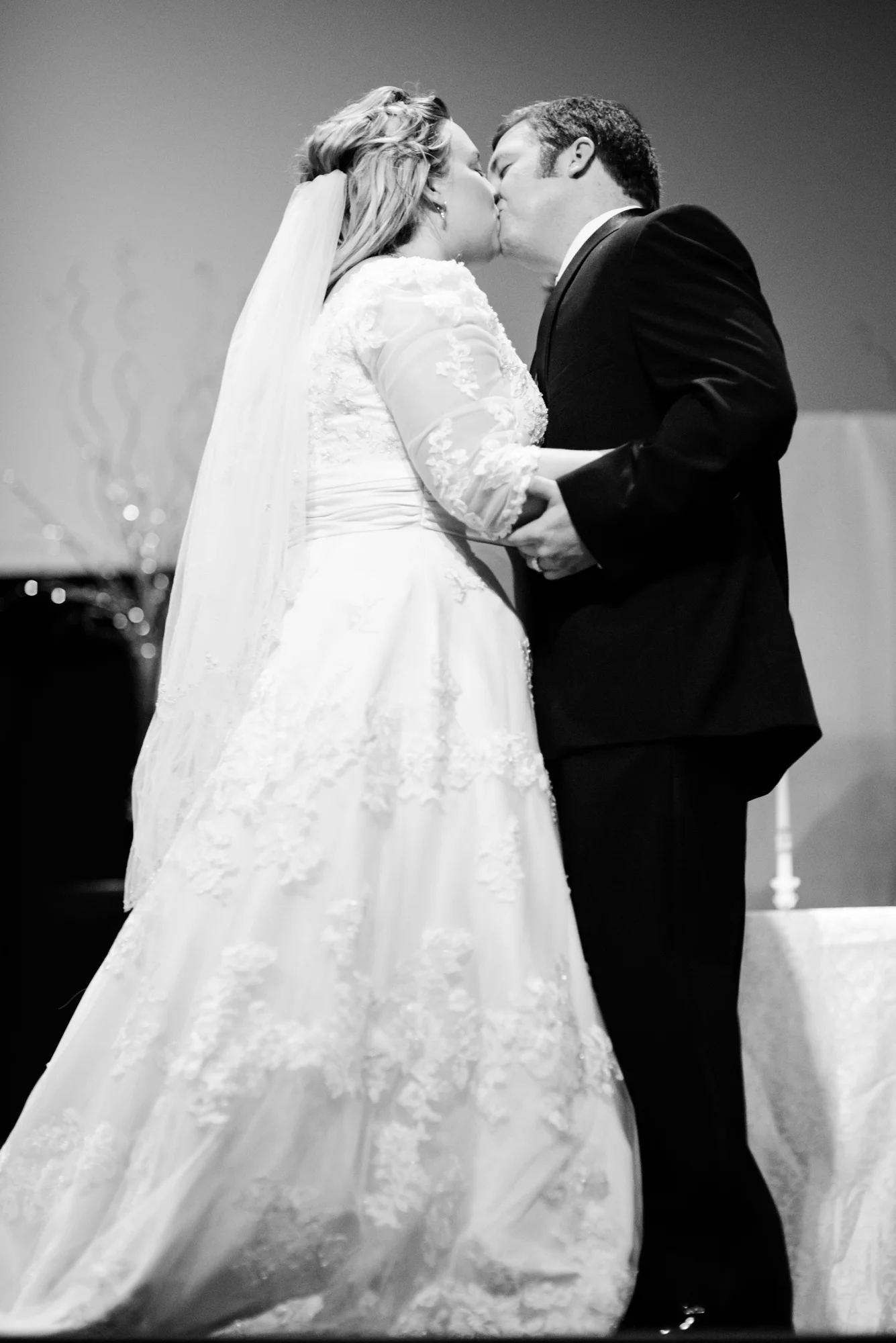 Kissing at Alter-5541.jpg