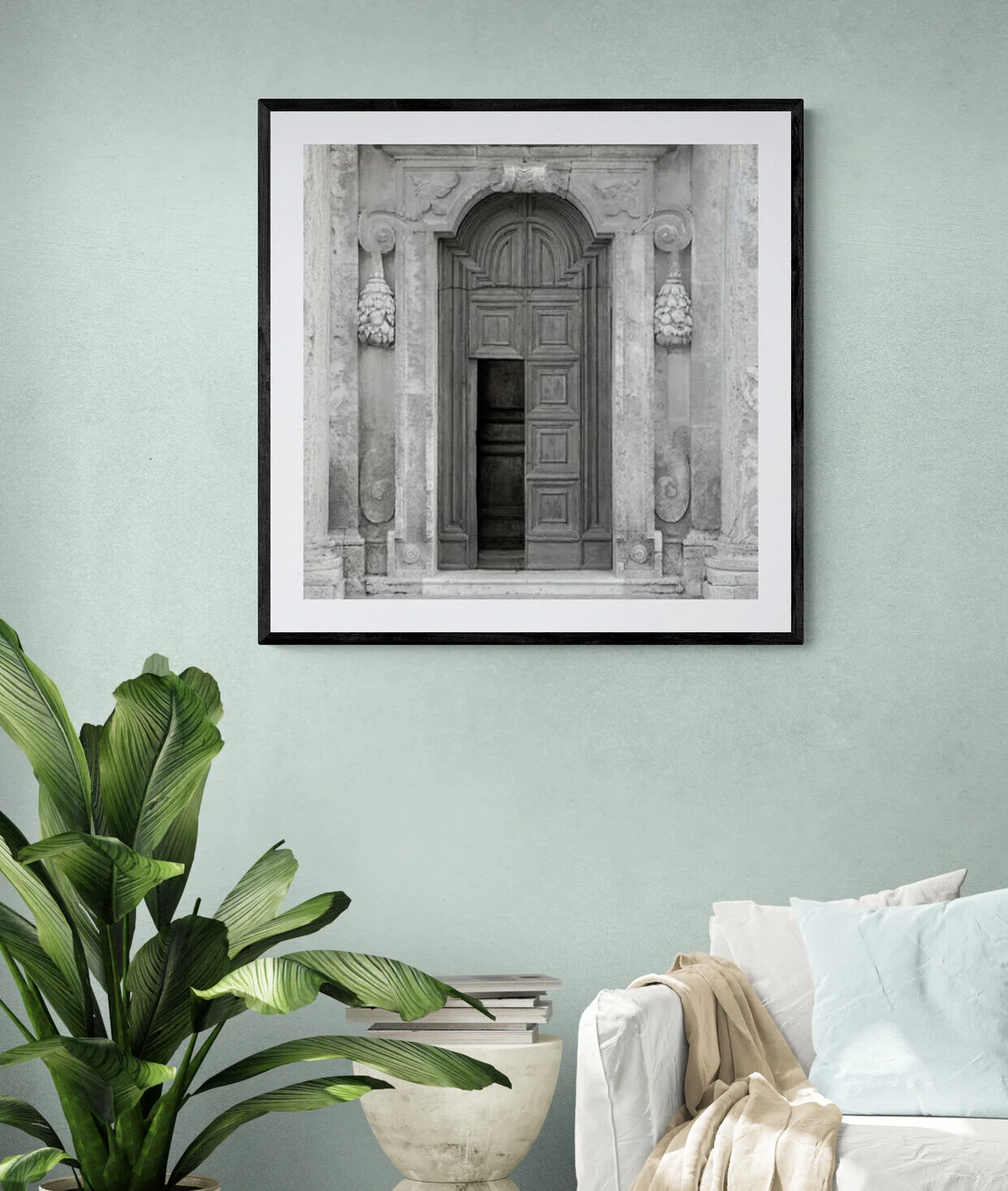 Tropical_living_room_with_chair_and_large_plant (14).jpg