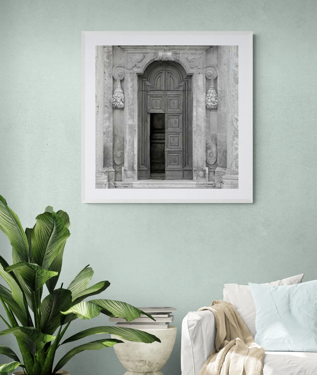 Tropical_living_room_with_chair_and_large_plant (16).jpg