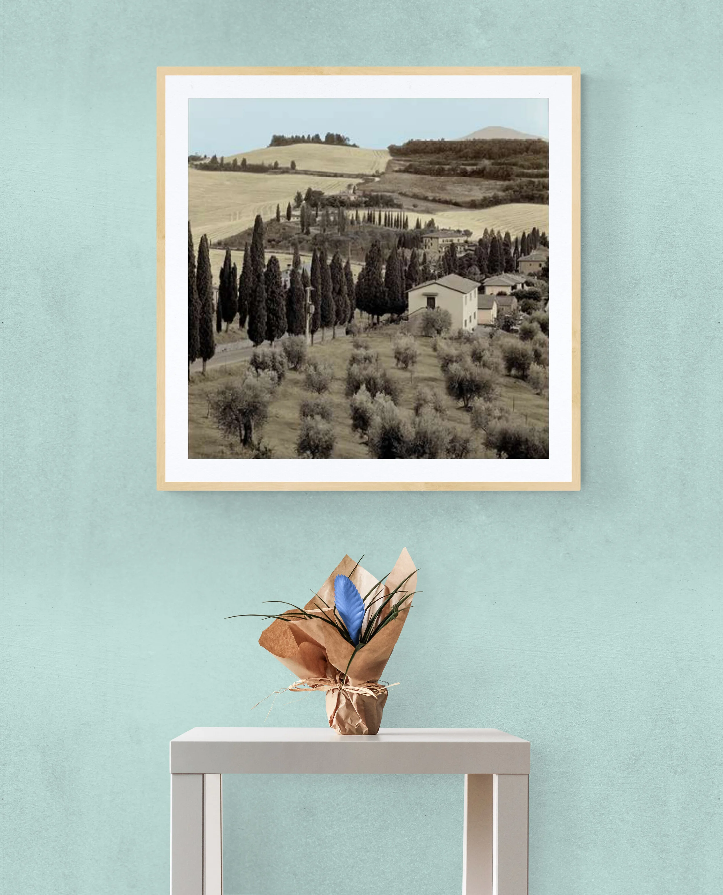 Minimalist_table_and_flowers (4).jpg