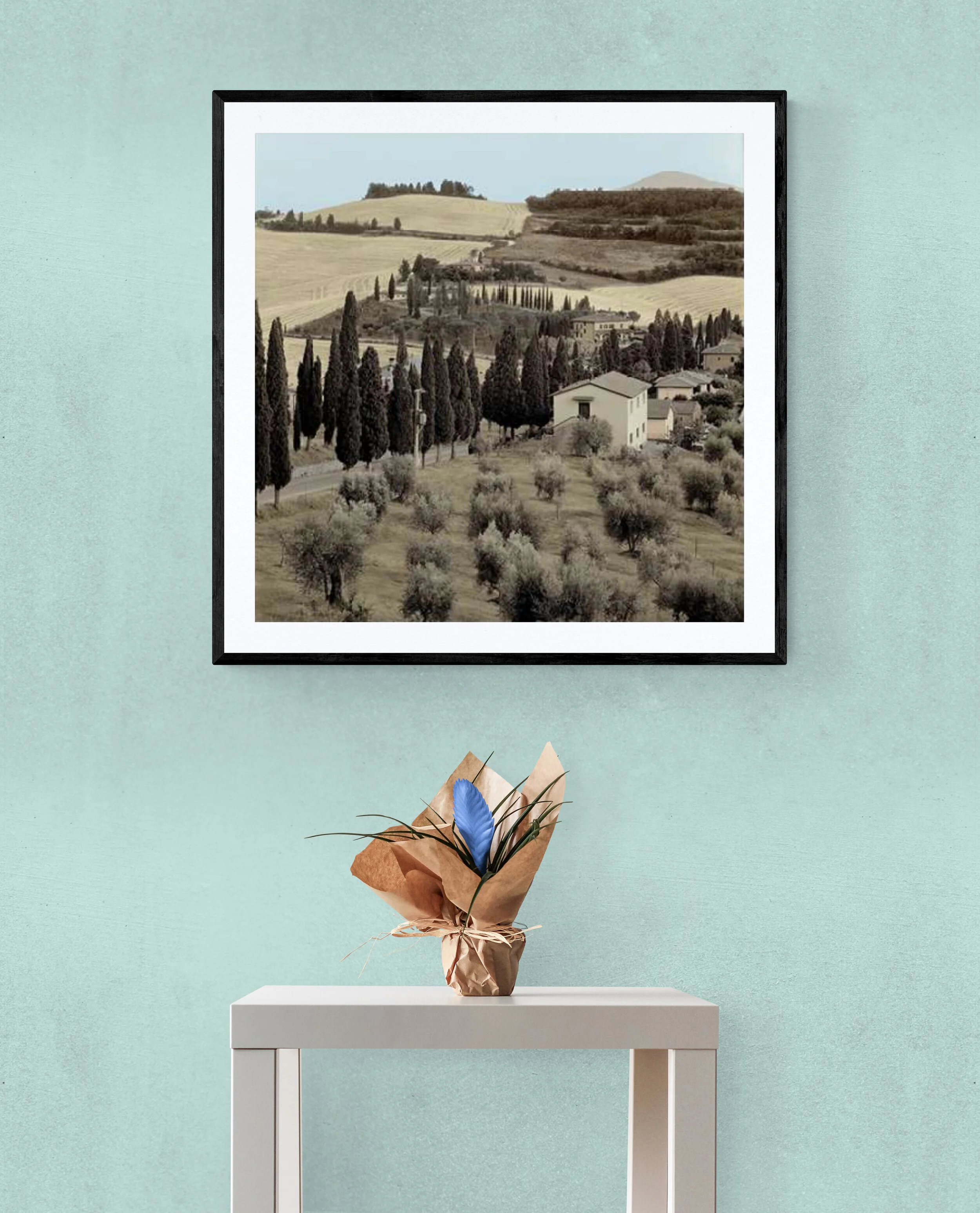 Minimalist_table_and_flowers (3).jpg