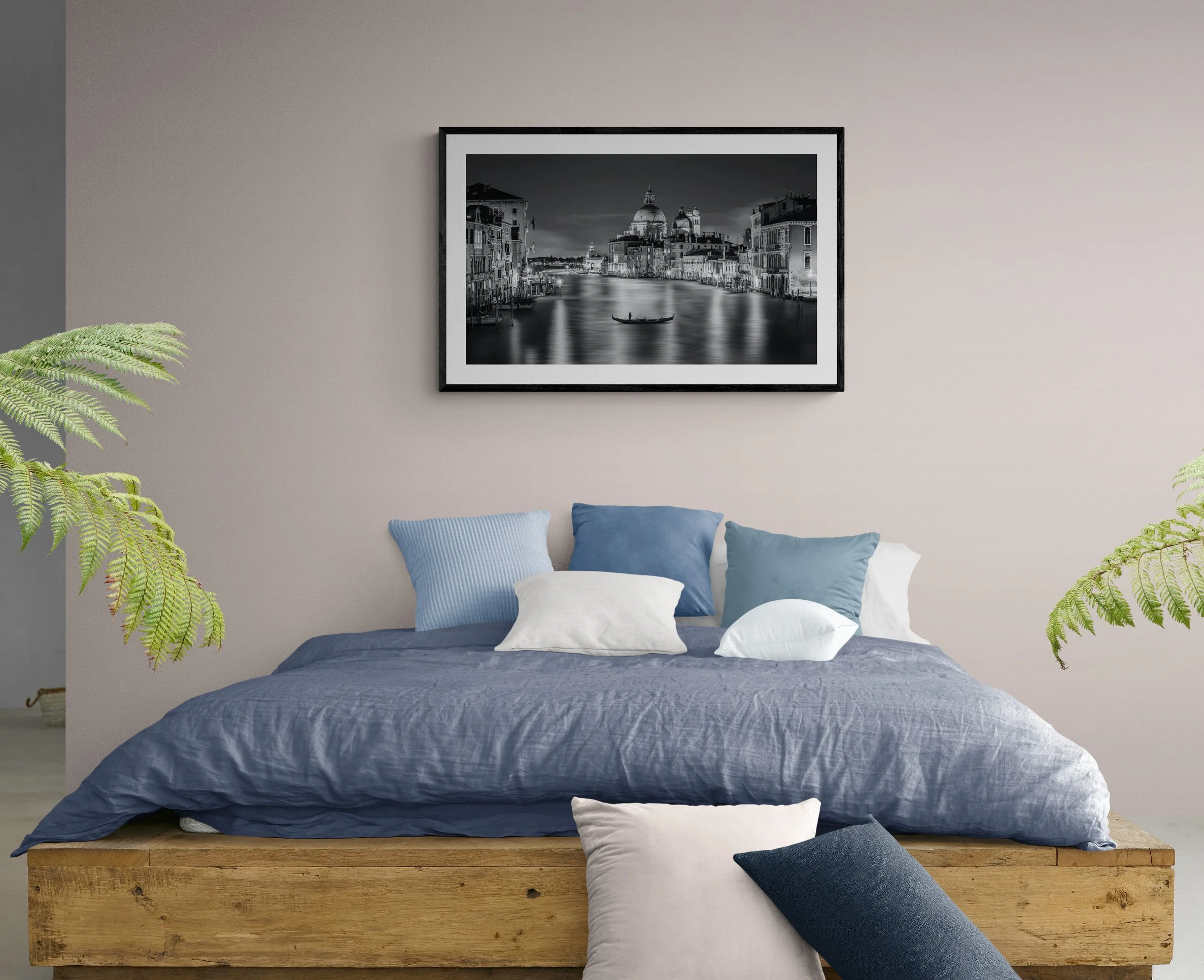 Bohemian_style_bedroom_with_tropical_plants.jpg