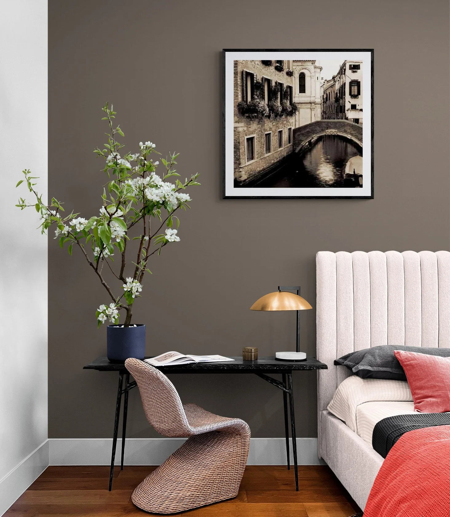 Bohemian_style_bedroom_with_large_plant (7).jpg