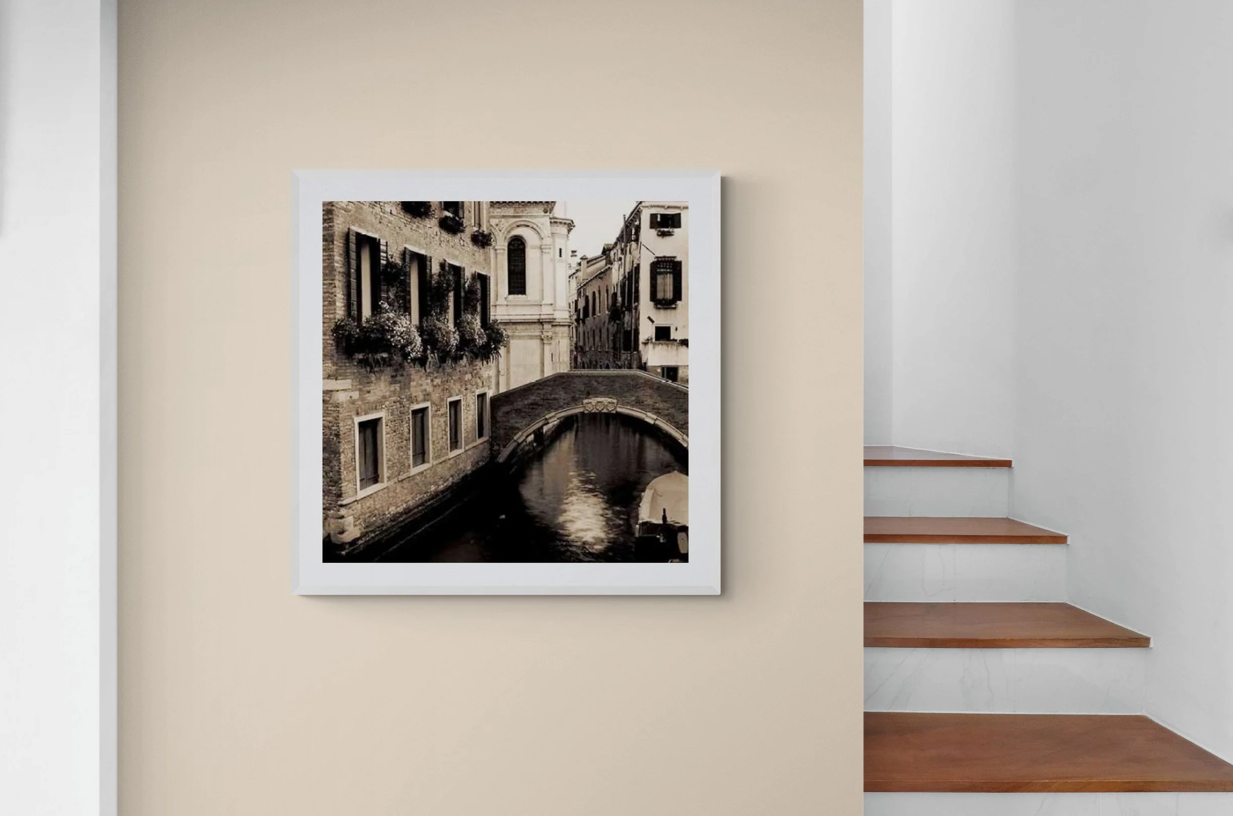 Interior_feature_wall_next_to_staircase (3).jpg