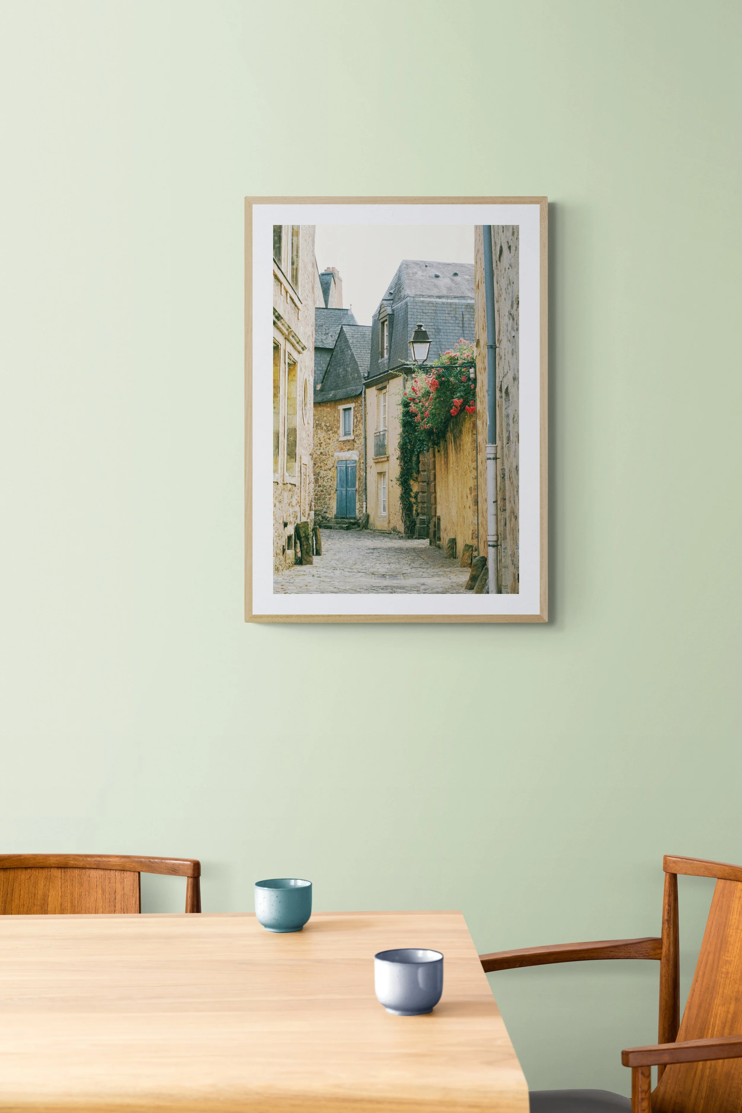 Dining_room_table_with_pendant_light.jpg