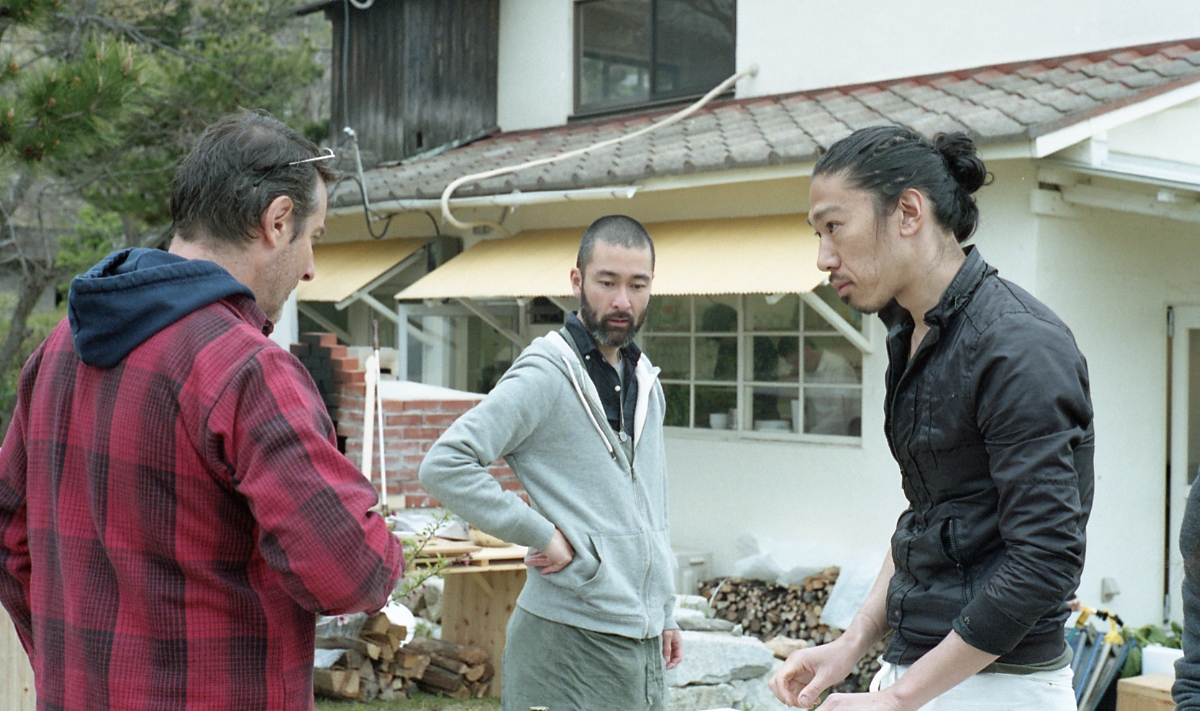 Nomadic Kitchenに参加する料理人たちは常に対話を繰り返し、会場の設営から料理まで仕上げていきます。