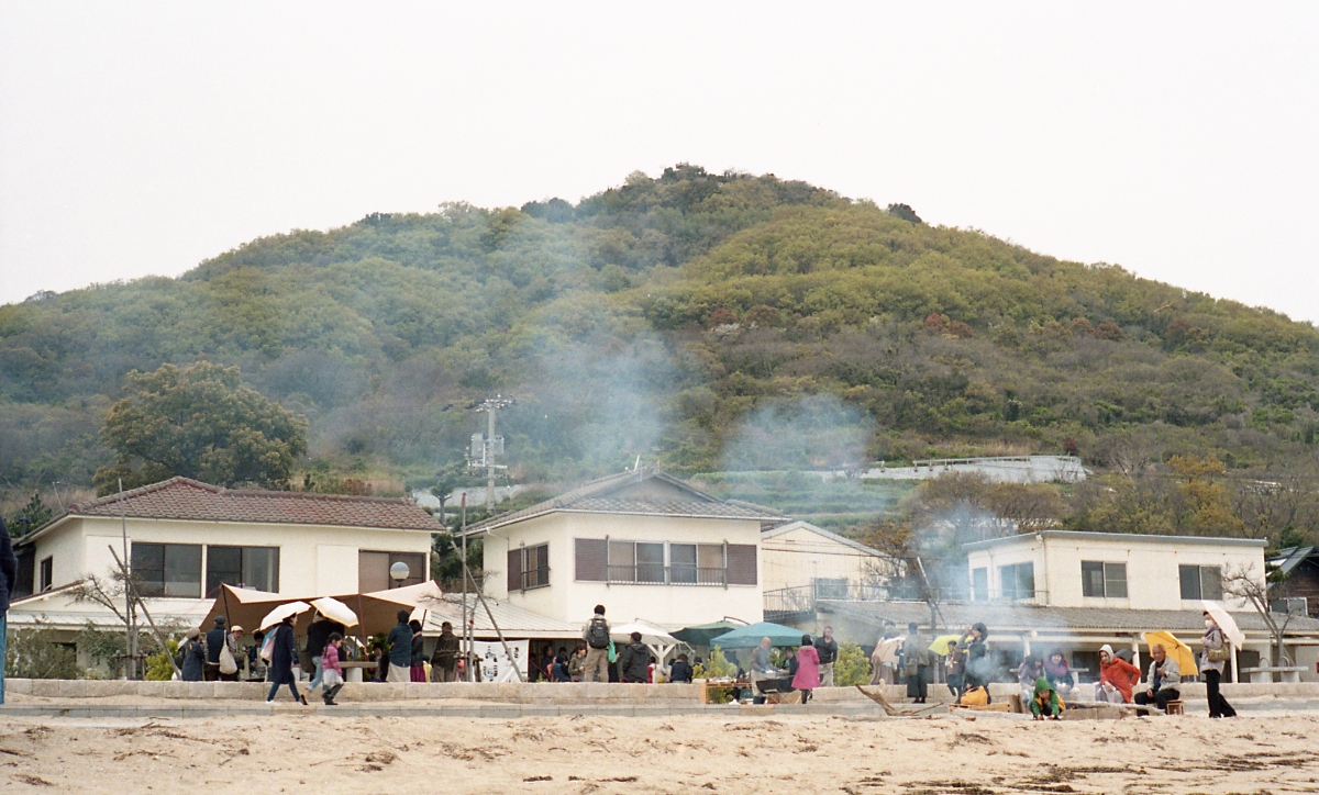 会場は、女木島の海の家。ビーチ目の前の抜群のロケーション。