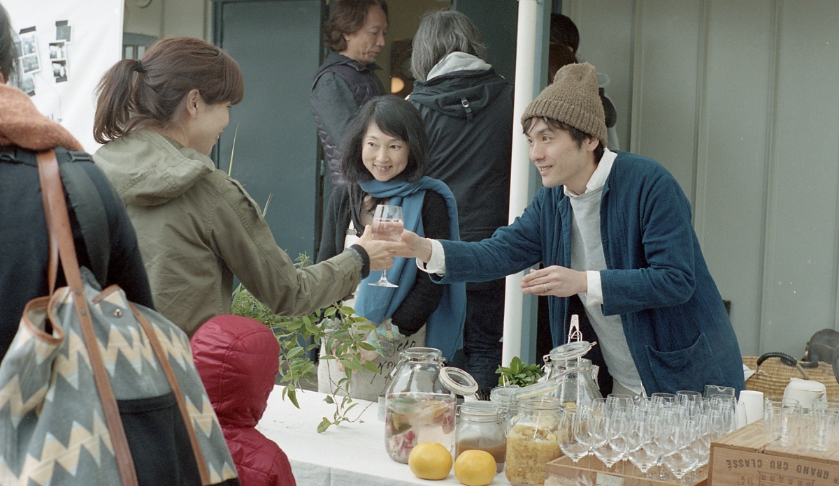 高知『 terzo tempo 』 の佐野さん(右)と深田さん(左)。高知のフルーツやハーブを使ったコーディアルドリンクを。またワインは、高知の自然はワイン『 みもと酒店 』の三本さんが美味しいビオワインの数々を提供。