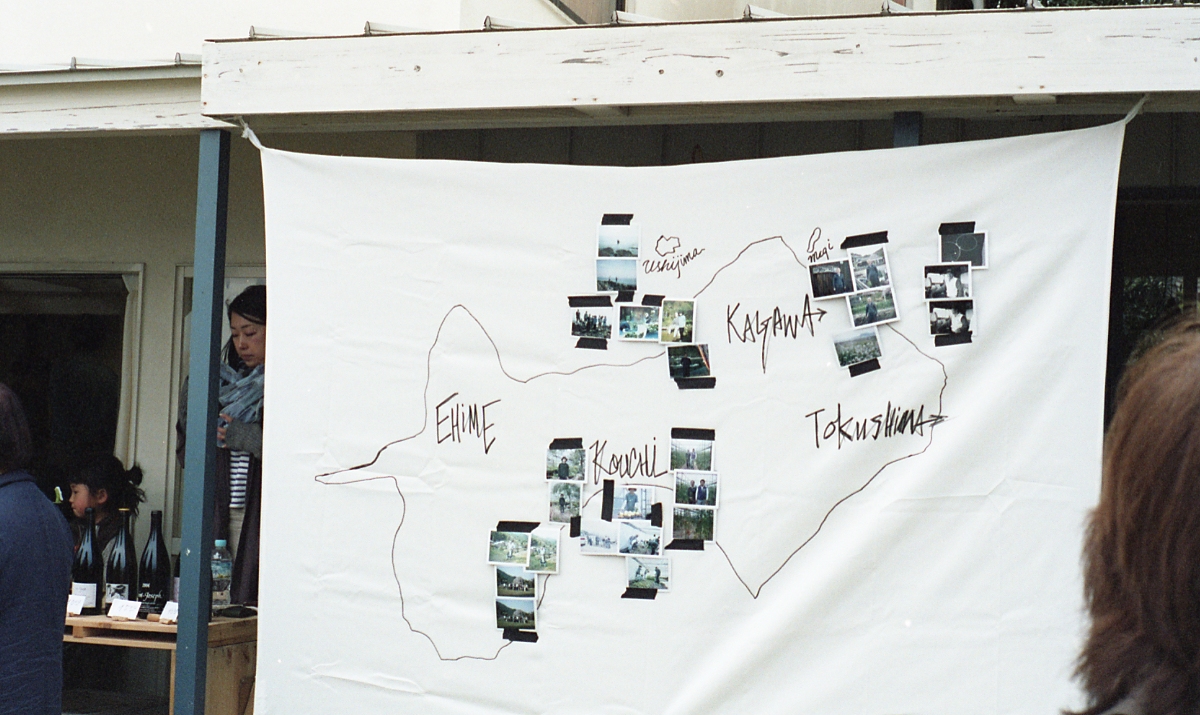 PLACER WORKSHOP の内田さんがライブで描いた四国の地図に、私たちが旅で出会った作り手の方々のポラロイド写真を並べました。撮影は、 Nomadicの記録係の 森本 さん。