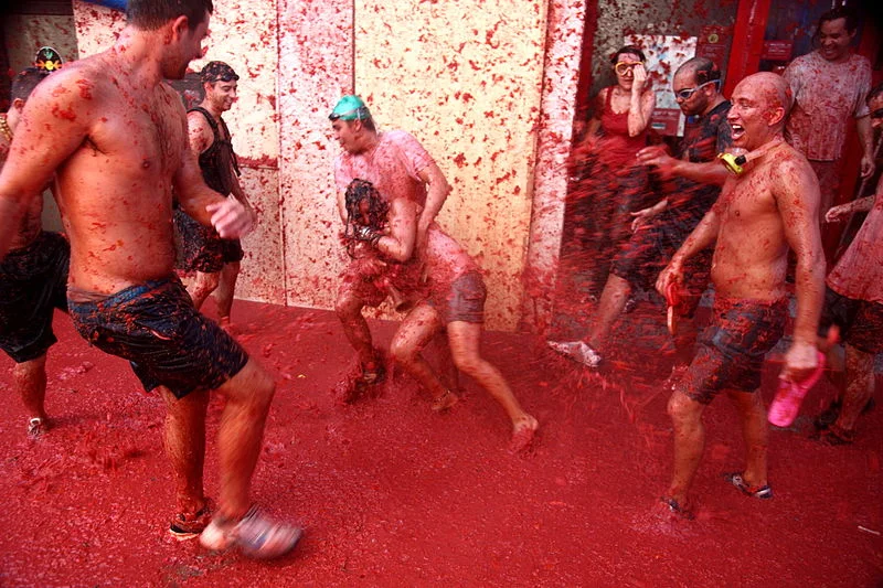 800px-La_Tomatina_(25.08.2010)_-_Spain,_Buñol_23.jpg