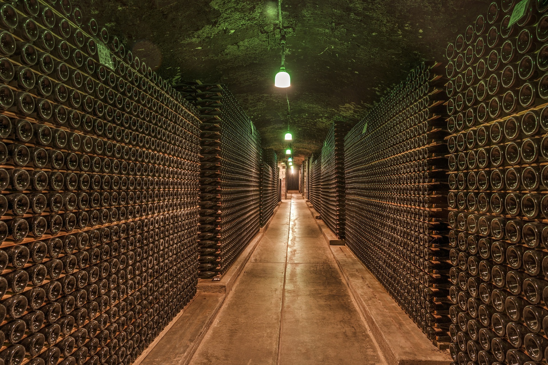 wine-cellar-1329061_1920.jpg