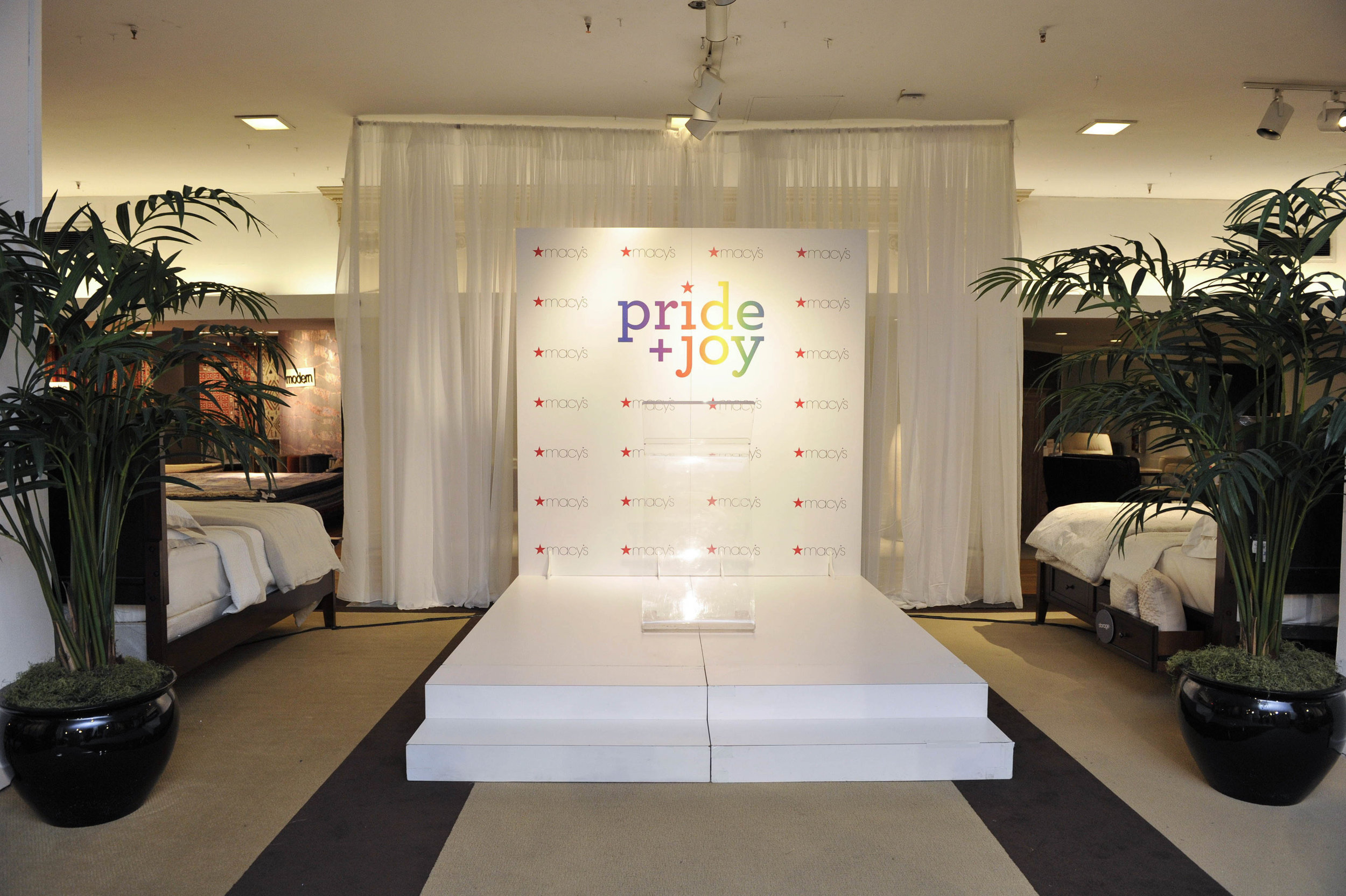 Macys Pride Event -2518.jpg