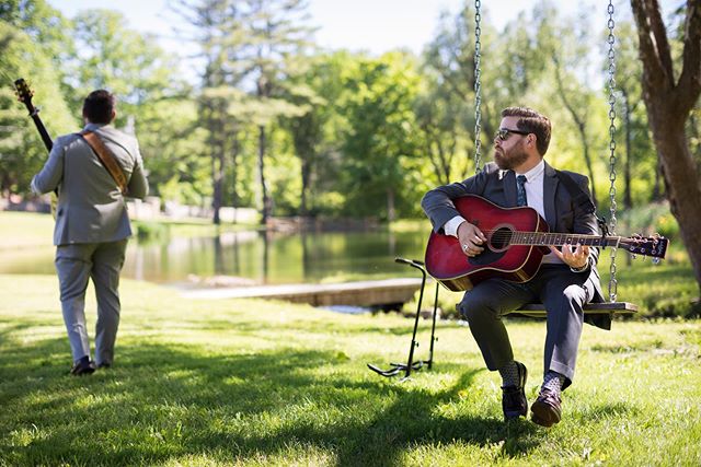 A couple amazing ceremony musicians strumming those heart strings! 🎶 
Photo:&nbsp;&nbsp;@coleandkiera
Bride: @katiecmckenna