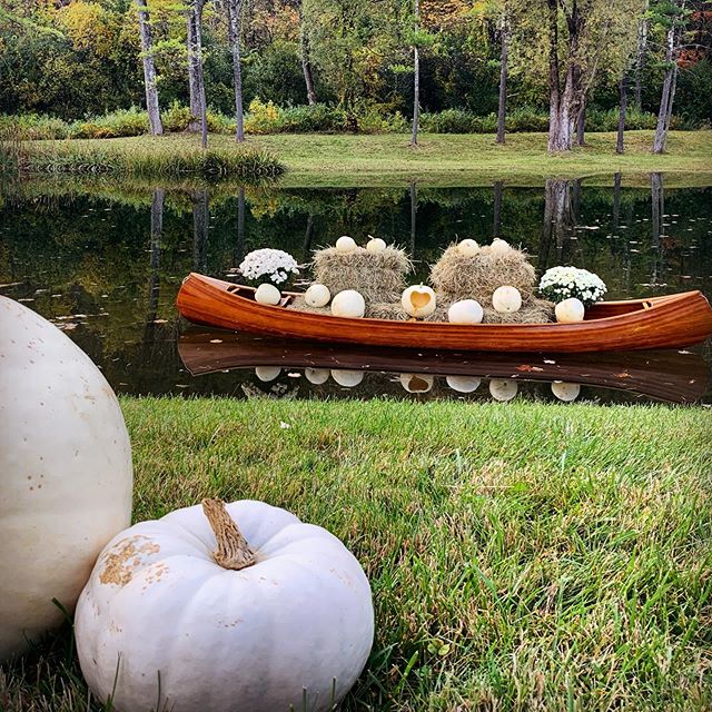 Fall wedding feels 🍁 🥰
#Vermont #foliage #autumn #canoe #pumpkins #weddingdecor #fallwedding #vermontwedding #ceremonysite #TieTheKnotInManchesterVermont
