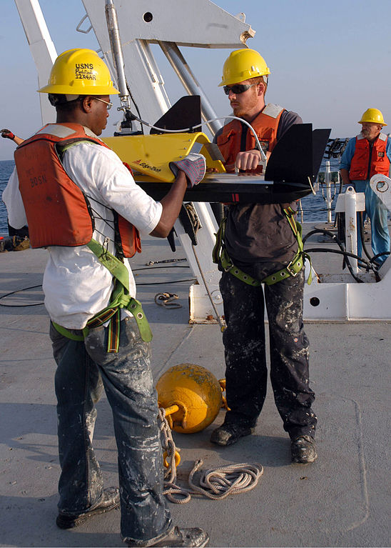 548px-US_Navy_080911-N-3970R-001_Merchant_Marine_Seaman_Derrick_Moore_and_Kyle_Gibson_prepare_to_launch_a_side-scan_sonar.jpg