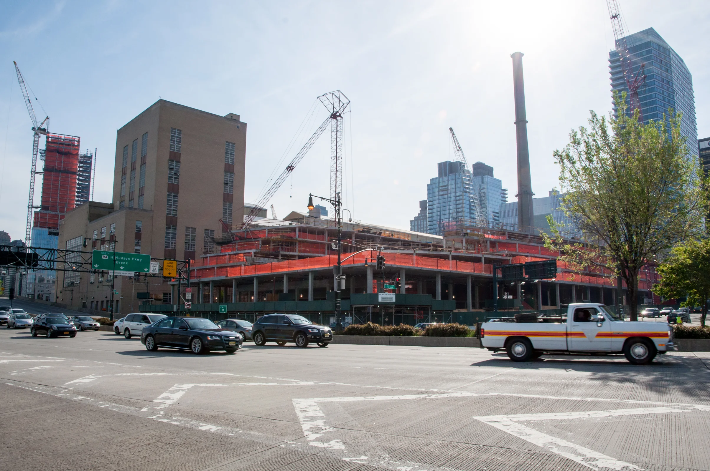 Looking north along the West Side Highway with One Riverside Park (Goldstein, Hill & West Architects) rising to the north.