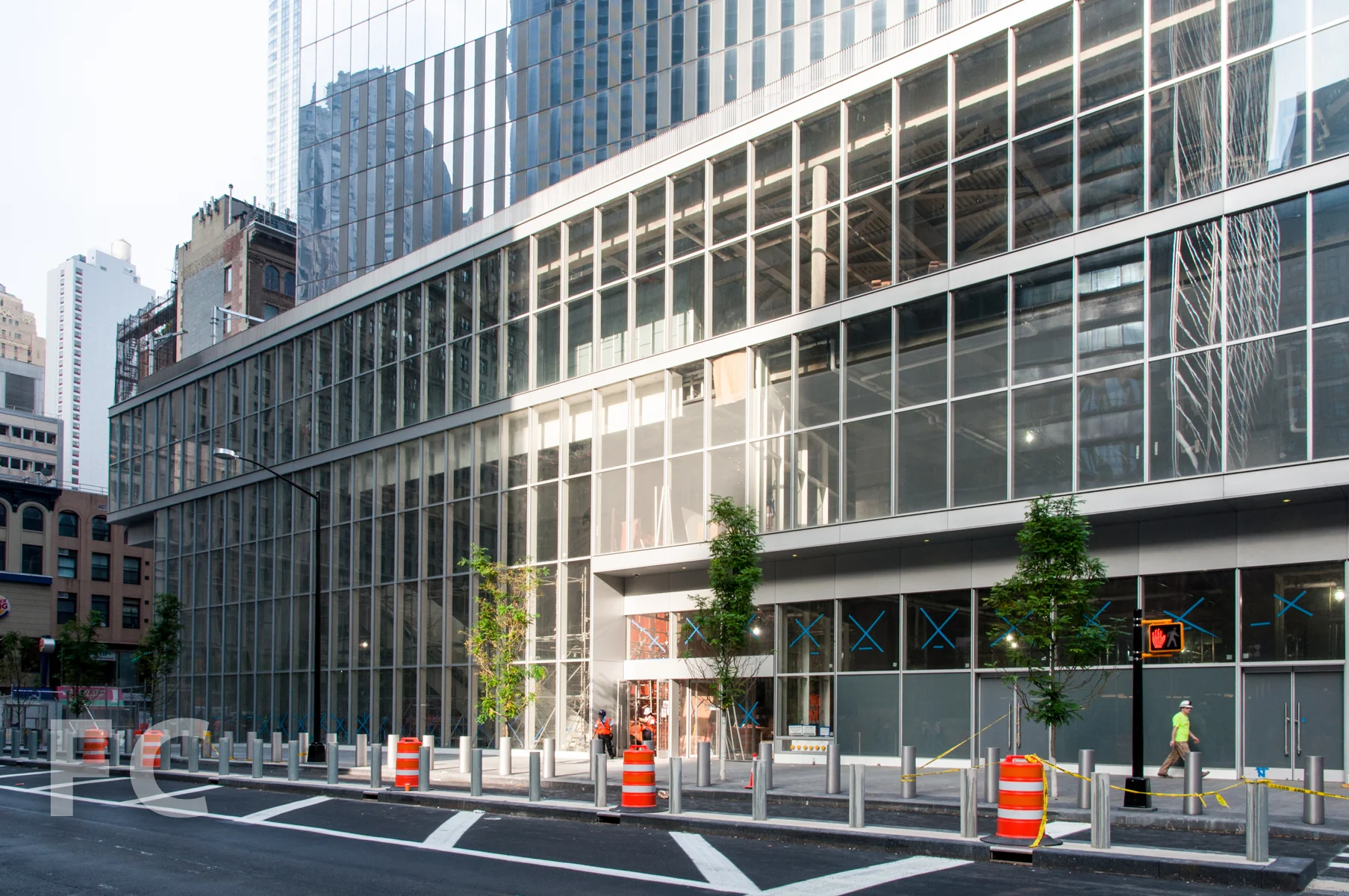 The retail podium of 4 WTC from Church Street.