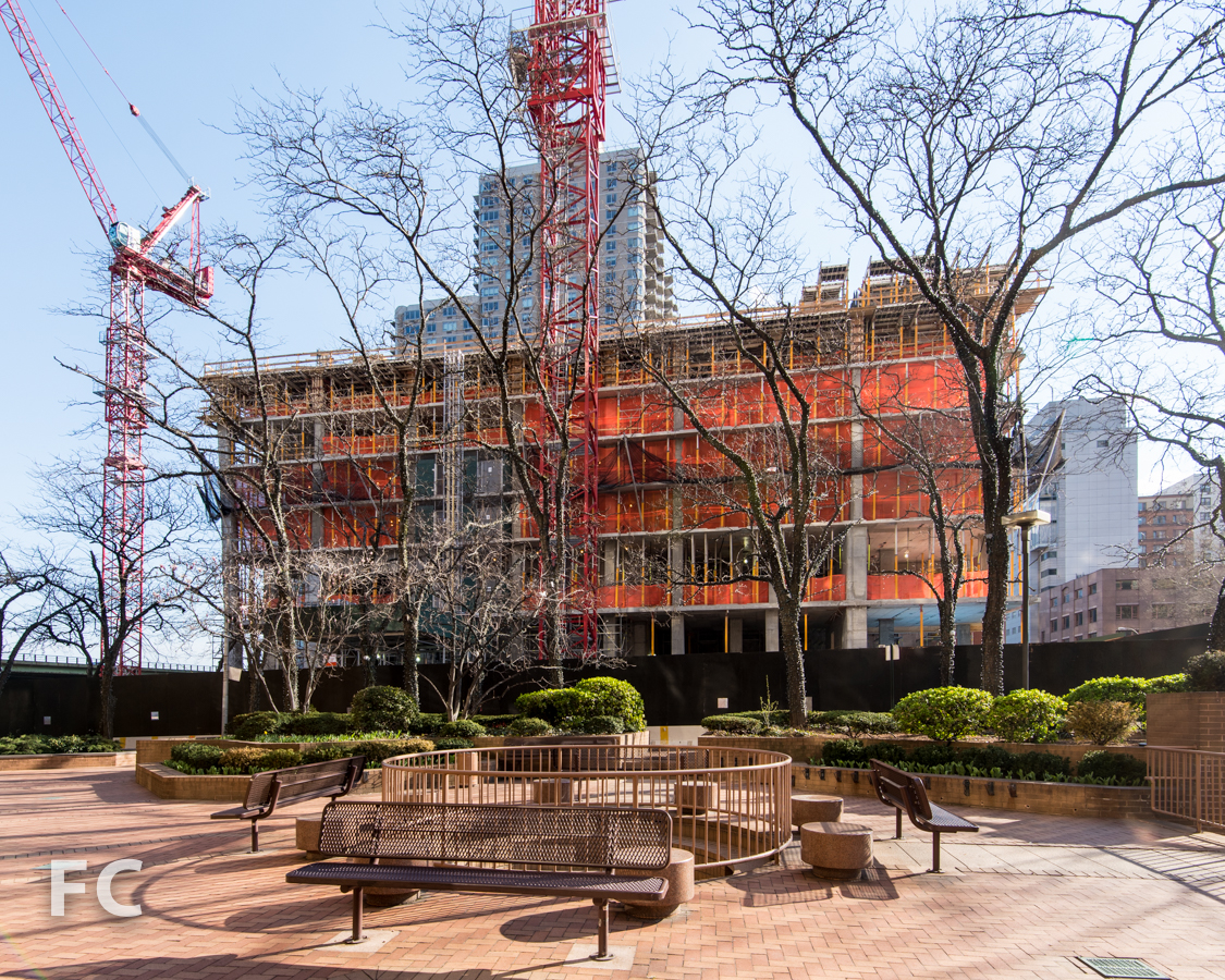 North facade of the northwest tower from the plaza of Manhattan Place (Costas Kondylis, 1985).