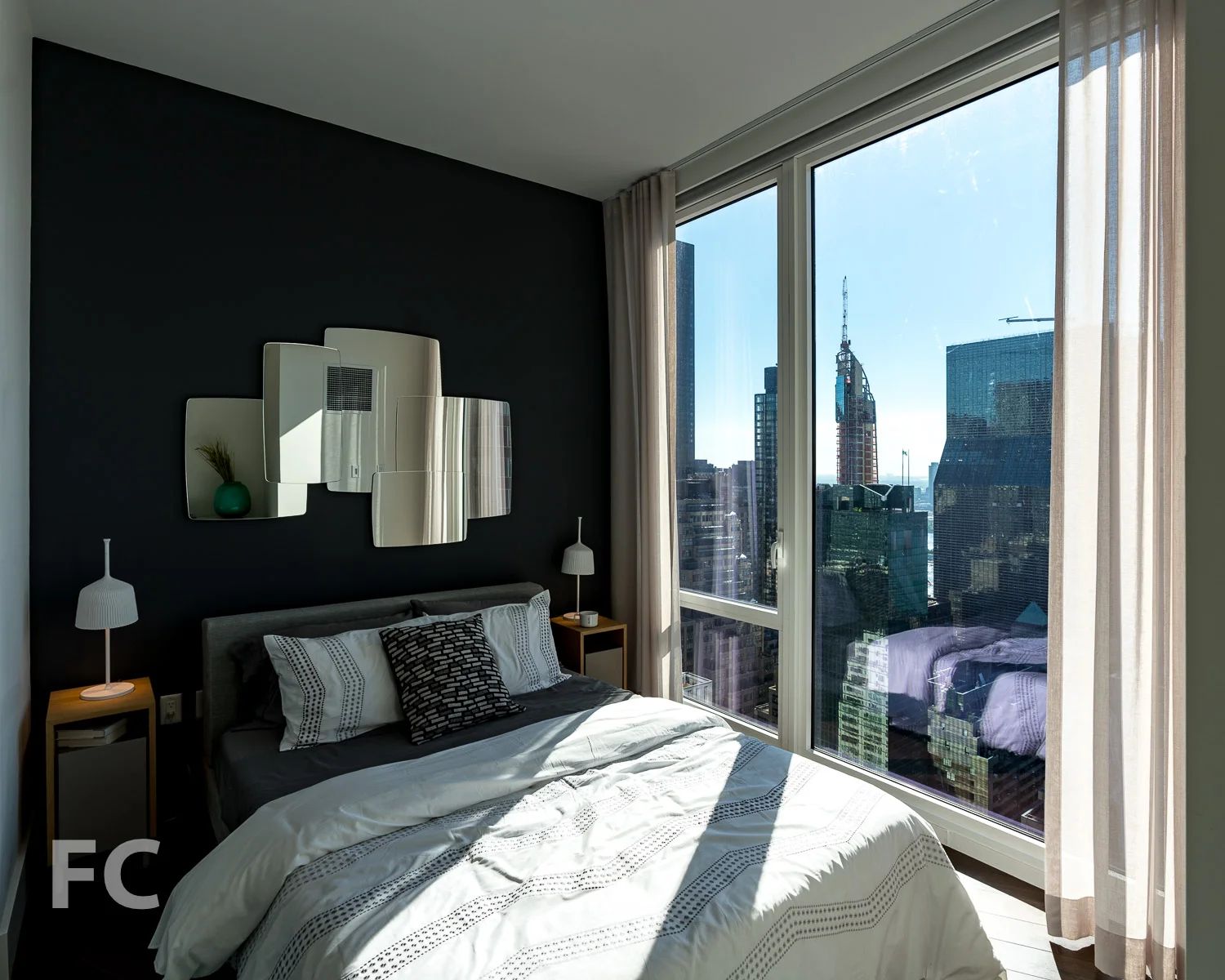 Secondary bedroom.