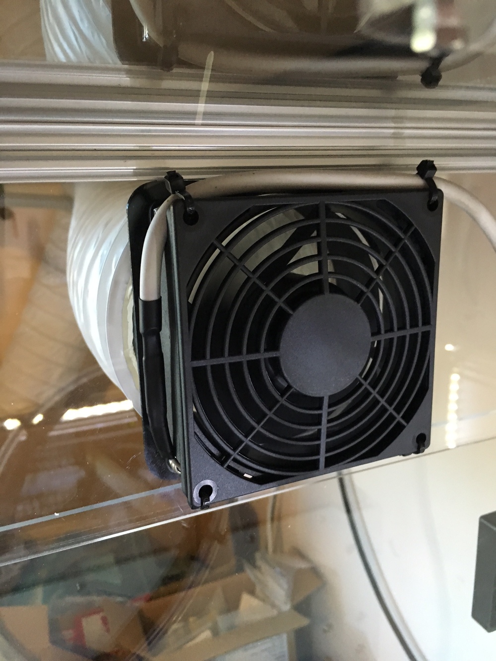 Enclosure extraction fan and fan guard