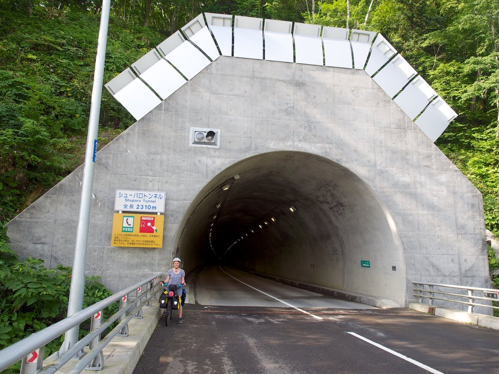 2.2km tunnel, only one car passed us, where are all the people?