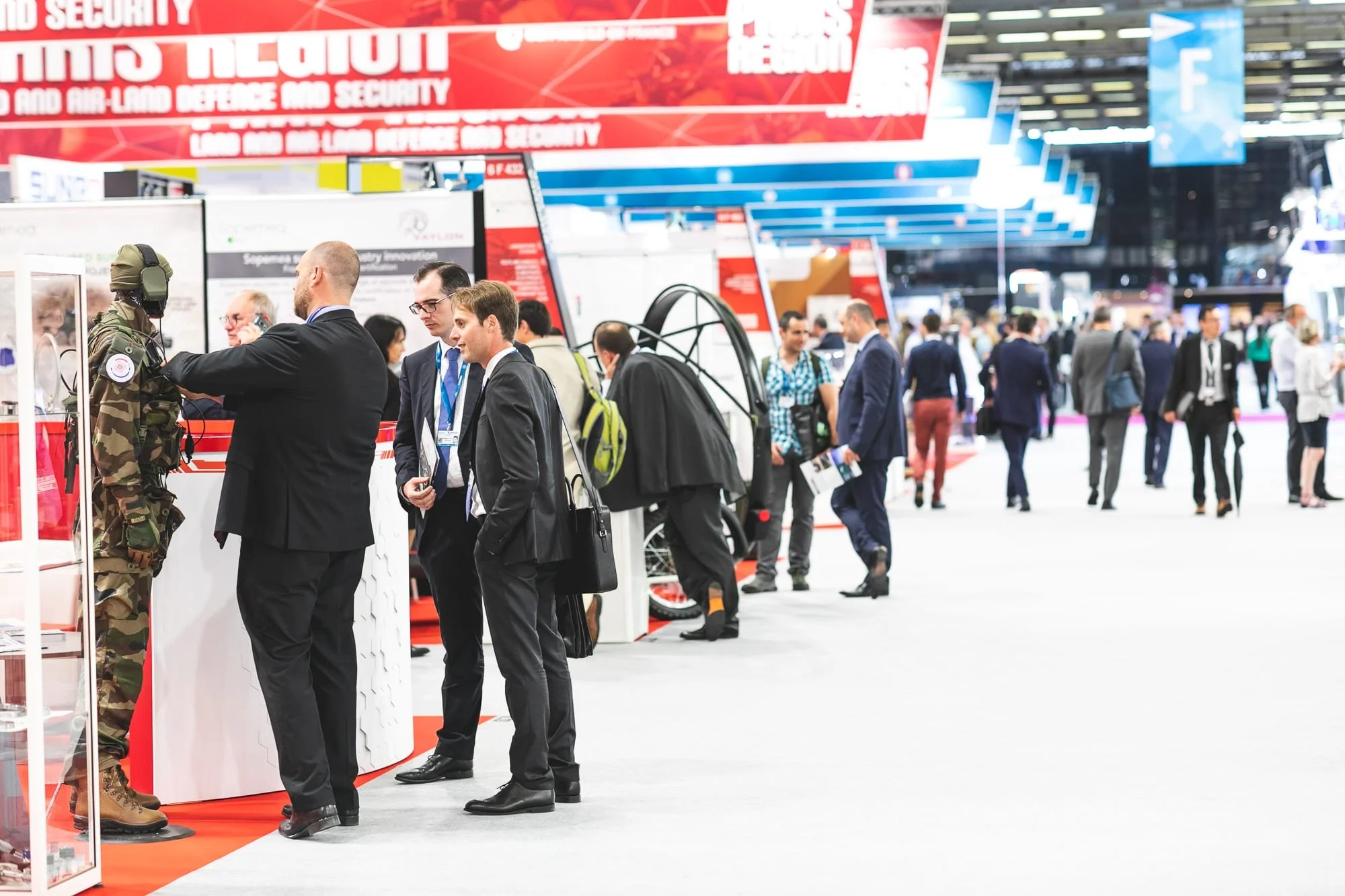 Photographe événementiel à Paris pour salon professionnel, échanges commerciaux et reportage photo d’entreprise dans le secteur défense et sécurité.