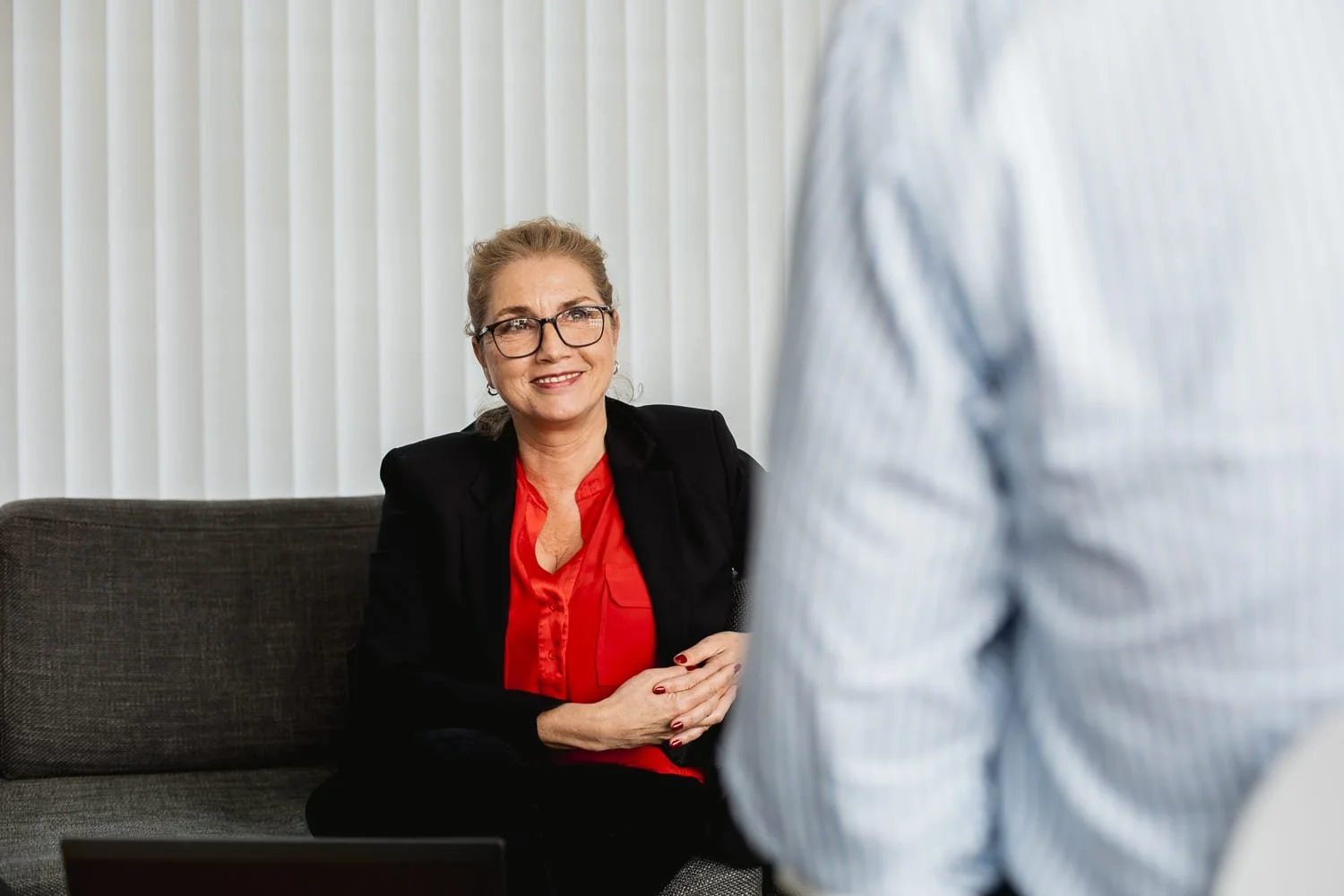 Portrait d'une collaboratrice en situation de discussion