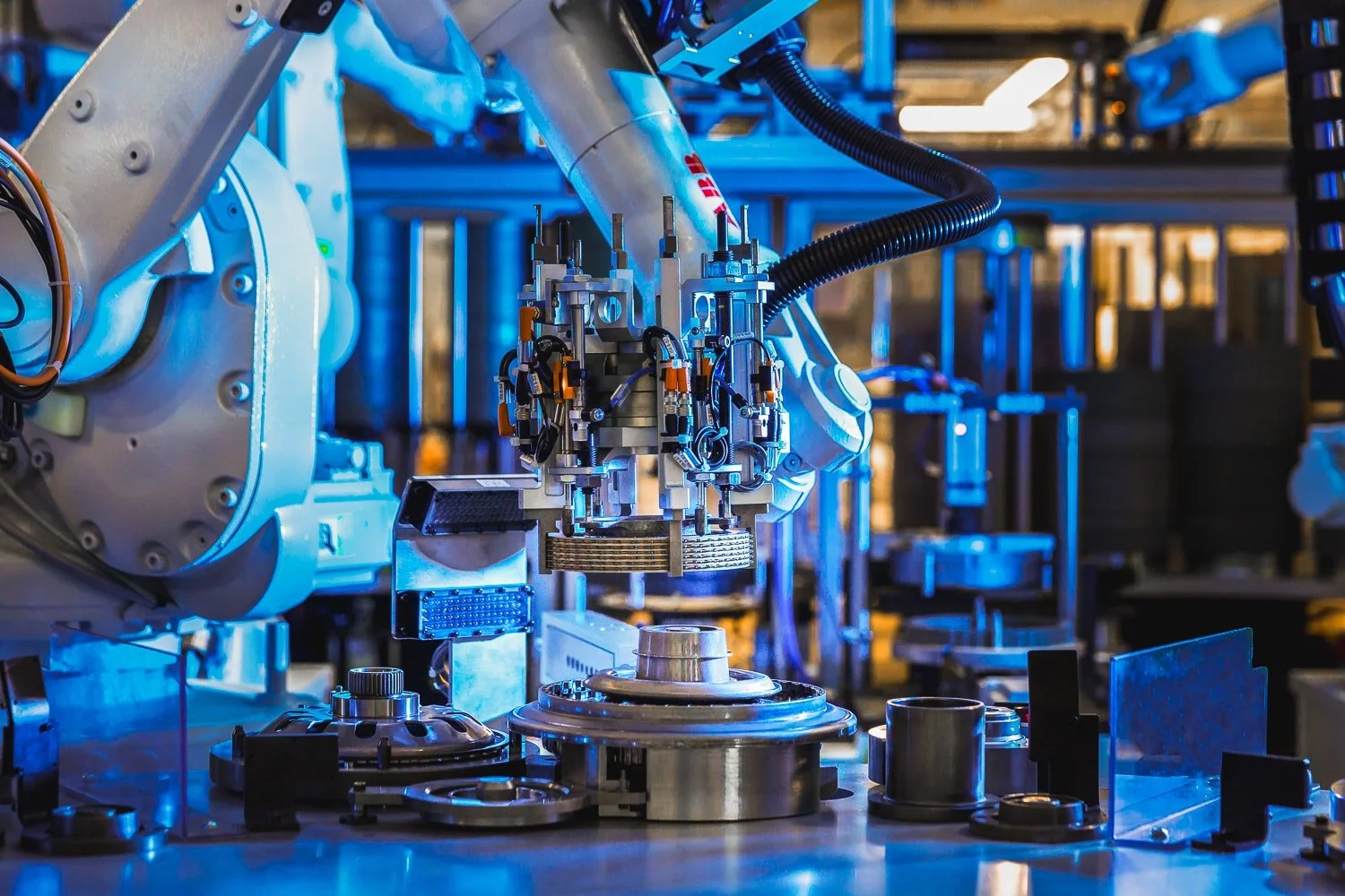 Équipement robotisé dans une entreprise automobile du secteur de la métallurgie