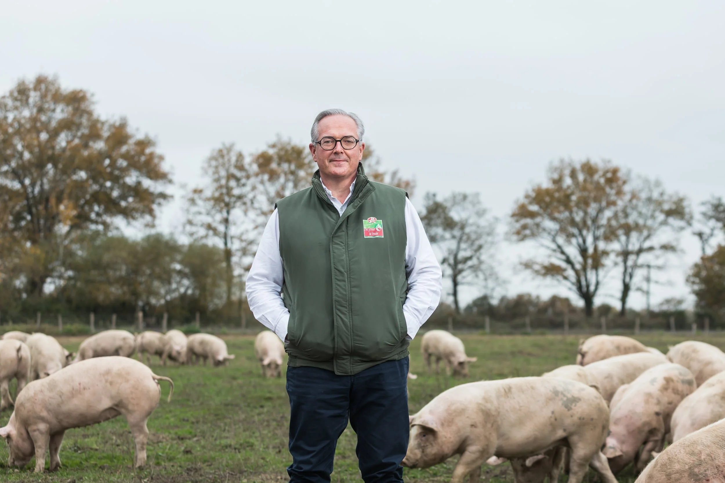Portrait d'un producteur de jambon artisanal dans un élevage porcin en plein air en Vendée