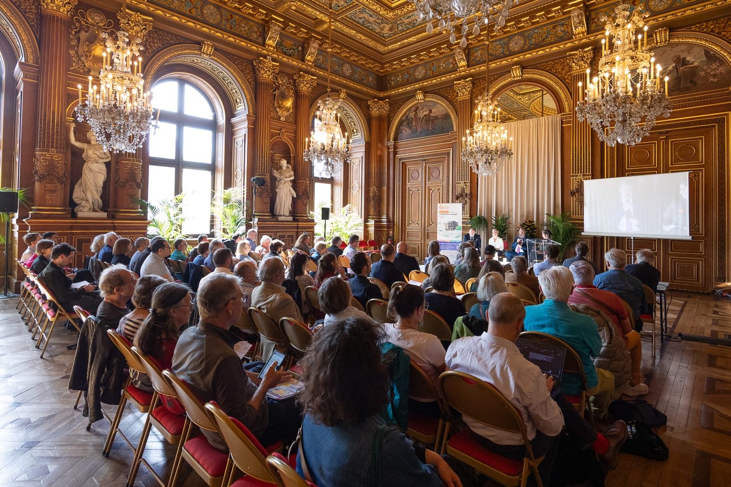 Public assistant à une conférence sur la rénovation énergétique organisée à Paris